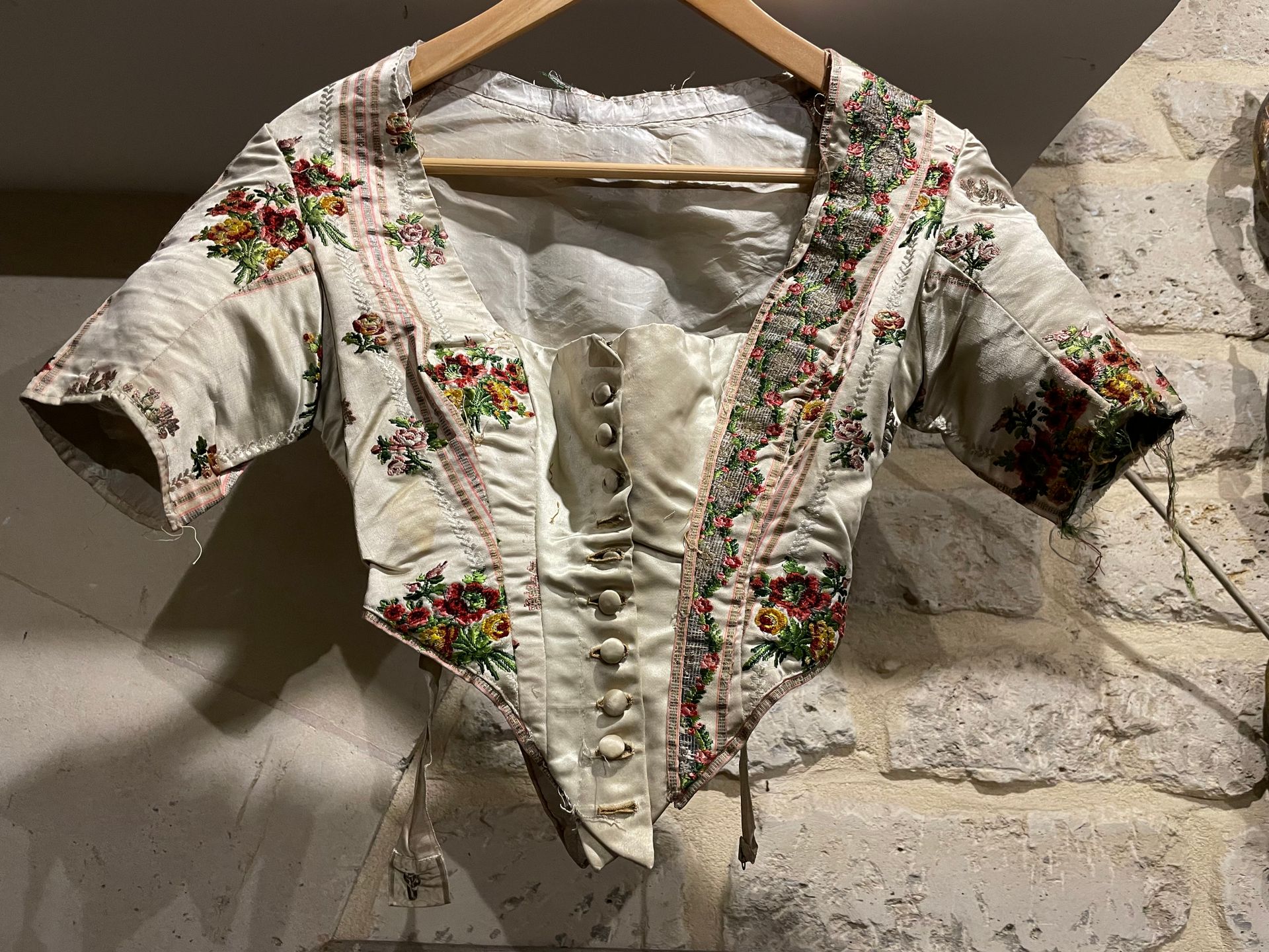 Null 约1840年的舞厅胸衣，由过渡时期的路易十六丝绸制成。衣服是鲸鱼骨，有小袖子，前面有扣子的缎子compères。北京缎子织锦丝绸背景，有多色花束和银丝&hellip;
