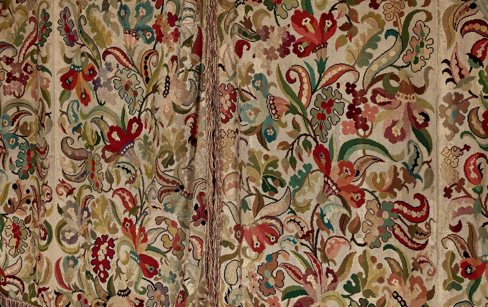 Null 一对具有安妮女王风格装饰的窗帘，上面的格罗斯点。
多色羊毛和丝绸帆布，修复时期。
美丽的活力设计，在绳子的背景上用多色的超大的想象的花朵。扭曲的羊毛流&hellip;