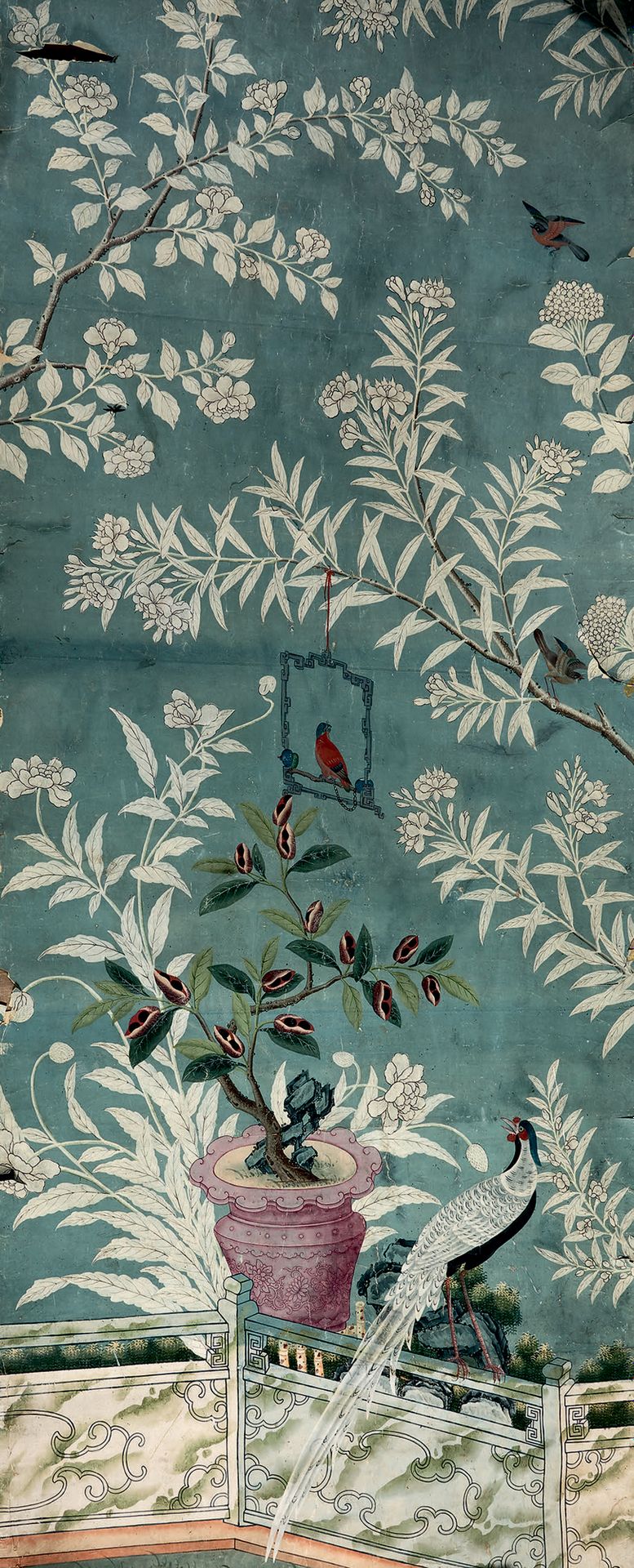 Null 一套6条的手绘画布泥金纸，广州出口，18世纪下半叶。
拉丝蓝灰色背景，白色和灰色粉饰的大理石栏杆，上面有梅树、瓷盆里的柠檬树或香水瓶）和起伏的牡丹或茶&hellip;