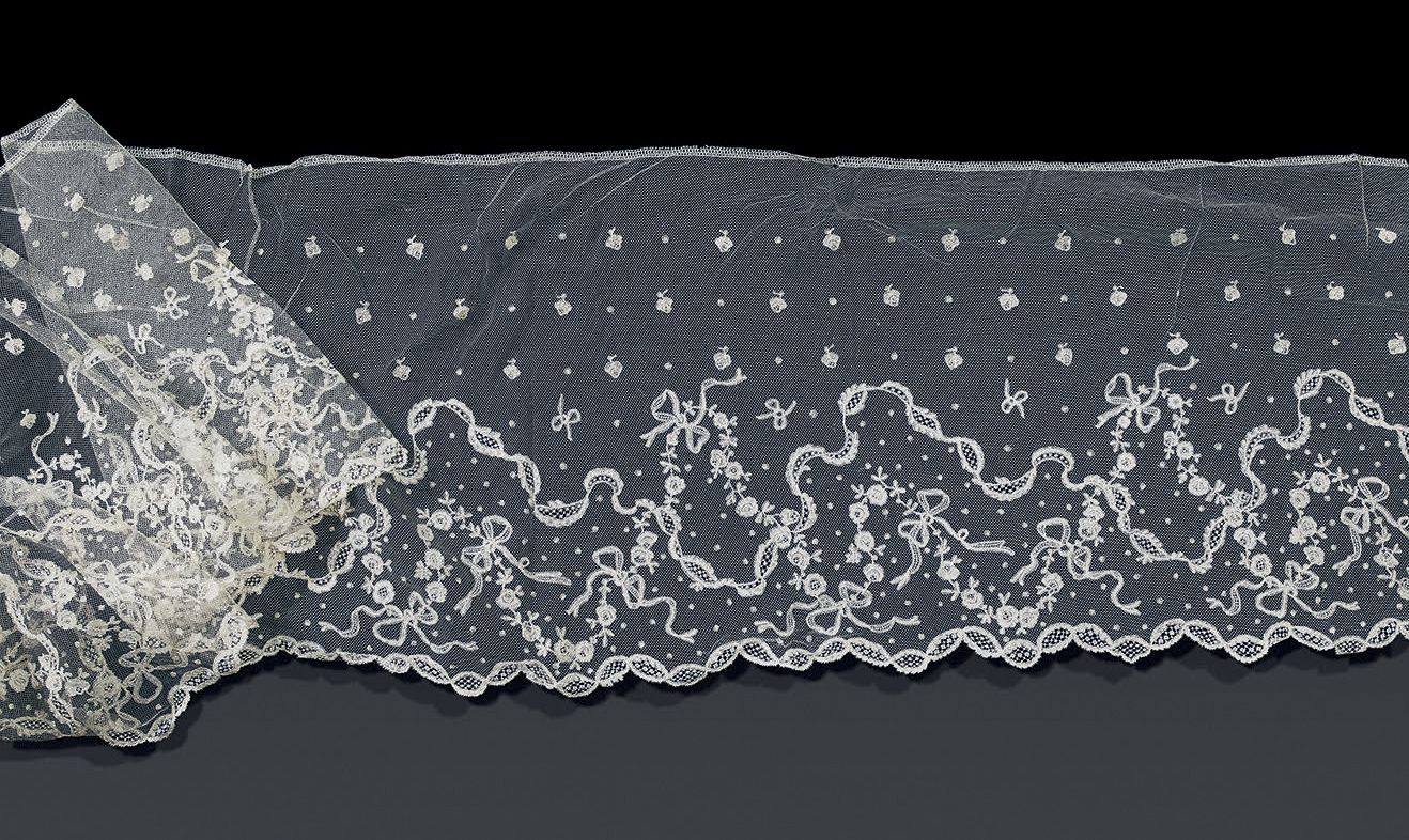 Null 第二帝国时期，玛丽-安托瓦内特风格的精细英国贴花的Plastron领和长飘带。优雅的纺锤形交错应用在薄纱上，用丝带系着玫瑰花环，在有玫瑰斑点的机械薄纱&hellip;