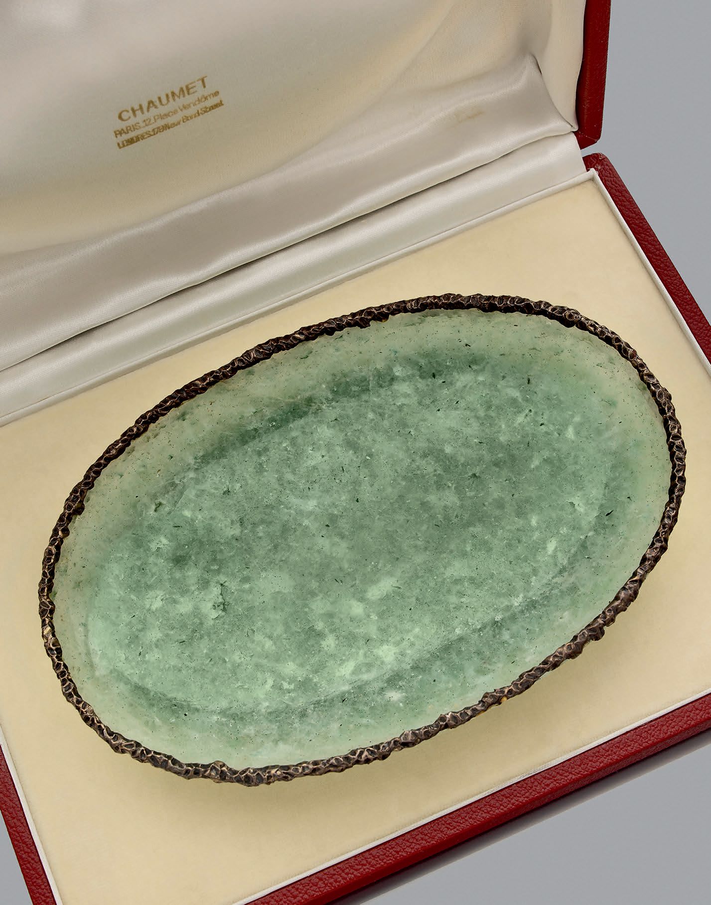 Null 椭圆形的石英石杯，用千分之八十的银处理过的天然石英石组装而成。
大约在1950年。
附有一个签名为Chaumet的盒子。
高：18.5 - 长：3厘米&hellip;