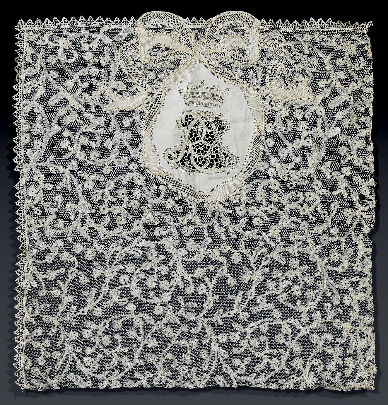 Null 弗兰德斯花边枕套的文件，上面有威尼斯针刺的Robert de R.男爵的字样，大约在1900年。交错的英文字母用皮纹缰绳捆绑，上面是男爵的皇冠，在一个&hellip;