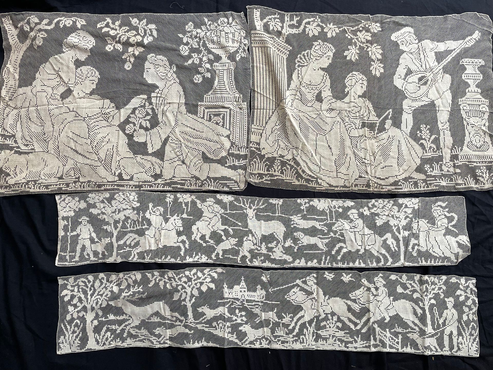 Null 18世纪风格的英勇和狩猎场景，由不同色调的刺绣网布制成的家具作品，约1900年。两个有不同装饰的大枕套（55 x 76厘米）和两个有城堡前雄鹿狩猎的带&hellip;
