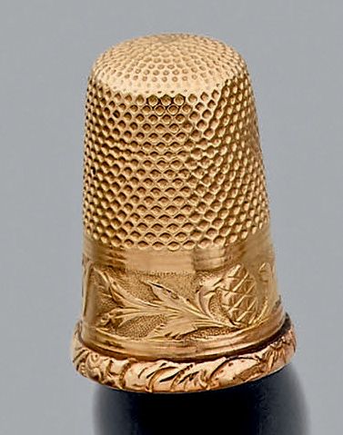 Null 千分之七十五的黄金顶针，装饰有精细的凿形叶状涡纹和一个圆形图案。
十九世纪下半叶的法国作品（有轻微凹凸不平）。
重量：5克