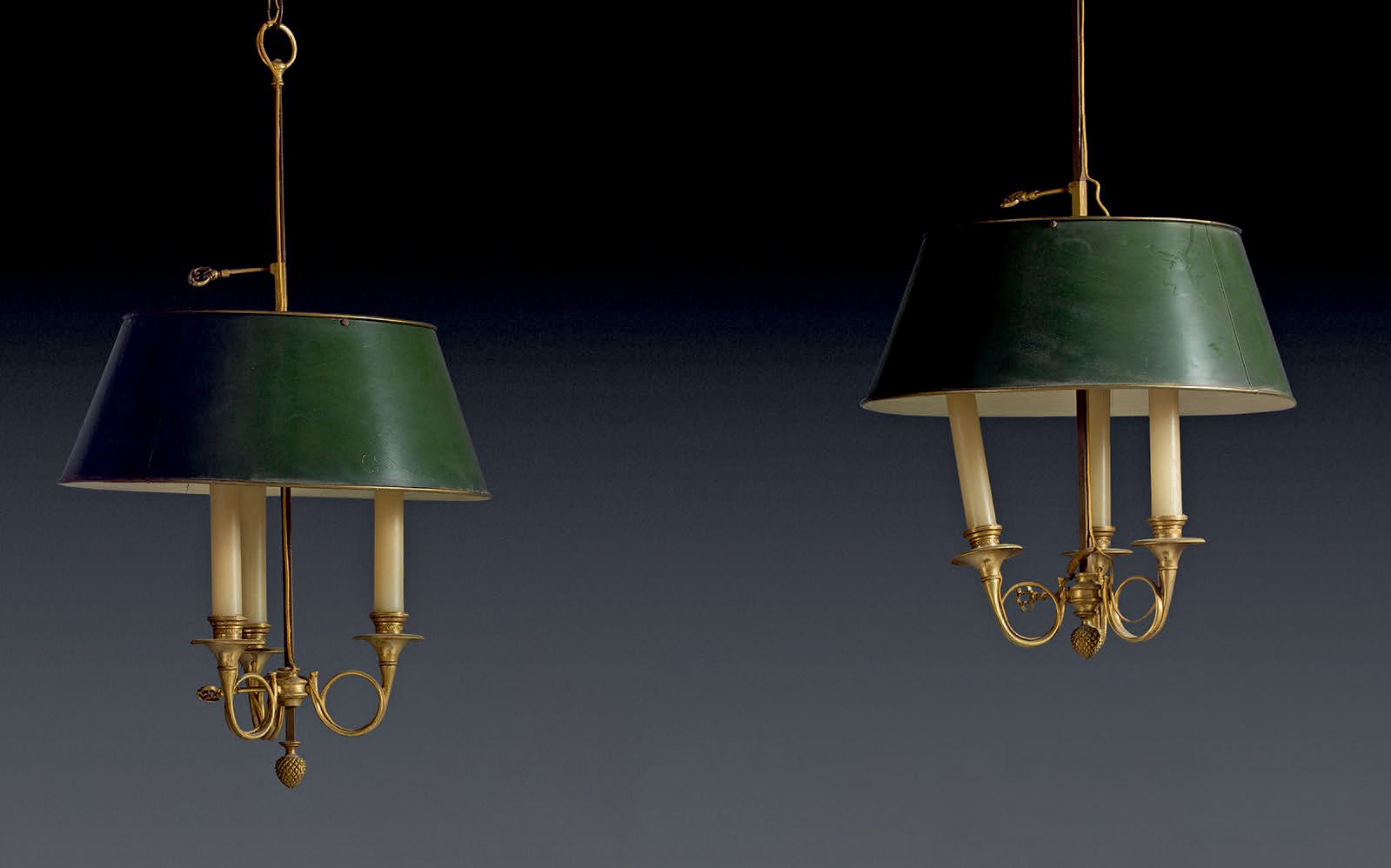 Null 一对有凹槽的青铜和钢制吊灯；三灯花束带有狩猎角；灯罩为绿色漆面金属板。
模型的灵感来自Bouillotte灯。
高：66厘米