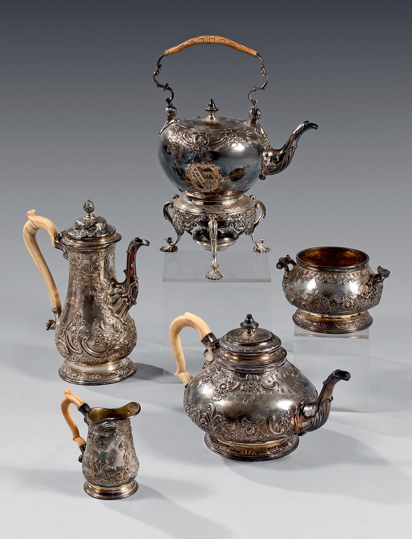 Null 银质茶具和咖啡具
法国，20世纪，CG金匠。
底座上的巴勒斯特，浮雕有rocaille图案，包括一个茶壶，一个咖啡壶，一个奶精和一个糖碗，标志：Min&hellip;