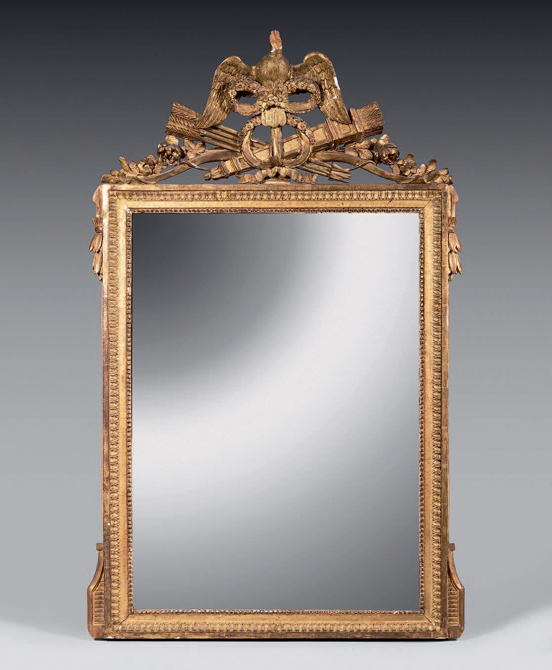 Null Miroir au mercure dans un cadre en bois sculpté et doré à motifs de raies d&hellip;