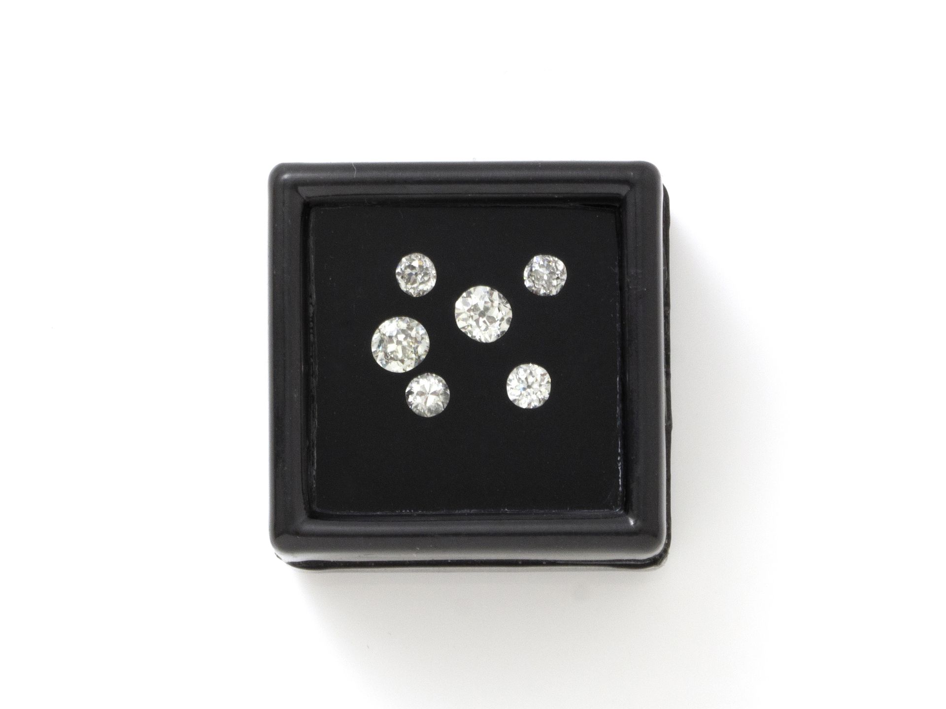 Null Lot of six old cut diamonds on paper.
Weight : 1,0 ct the whole