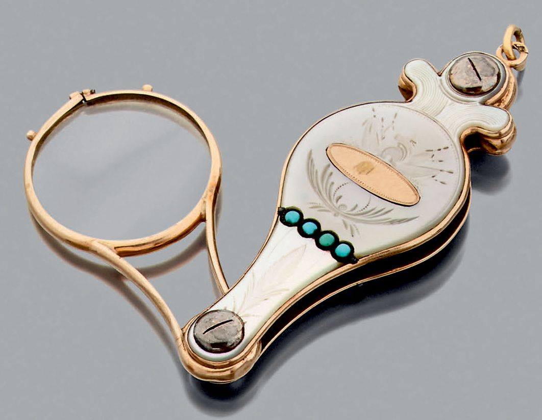 Null Face-to-hand pendant in gold 585 thousandths, applied with mother-of-pearl &hellip;