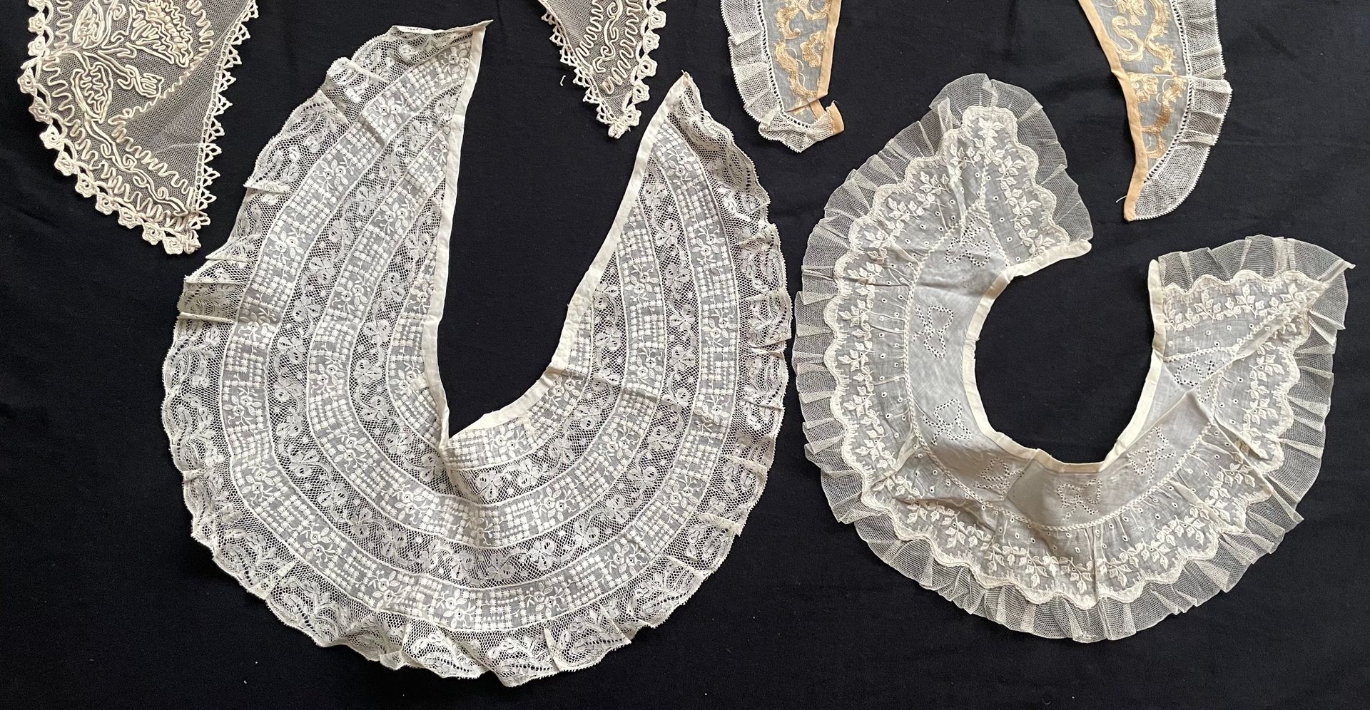 Null 一套四件美丽的古董花边衣领，用于时装、梭织和刺绣，大约在1900年。最大的一个是Binche花边组合，白色的bourdon和沙针刺绣，有微小的玫瑰花纹&hellip;