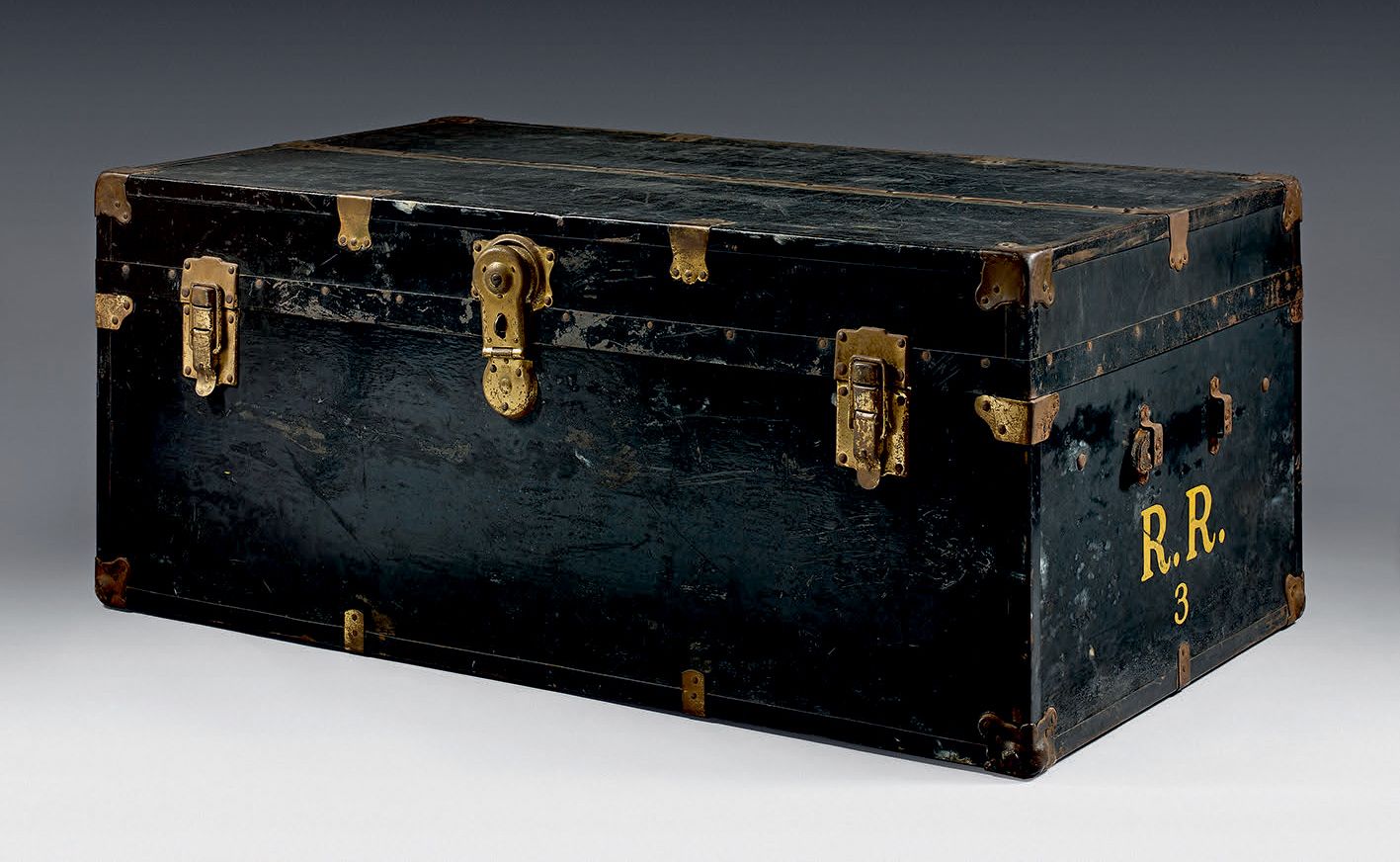 Null 19世纪末的一个物品箱。黑色清漆涂层的木芯，金属锁和紧固件，皮革手柄，一侧有镀金的R.De R.字样（磨损，擦伤，皮革手柄丢失）。
尺寸：41 x 1&hellip;
