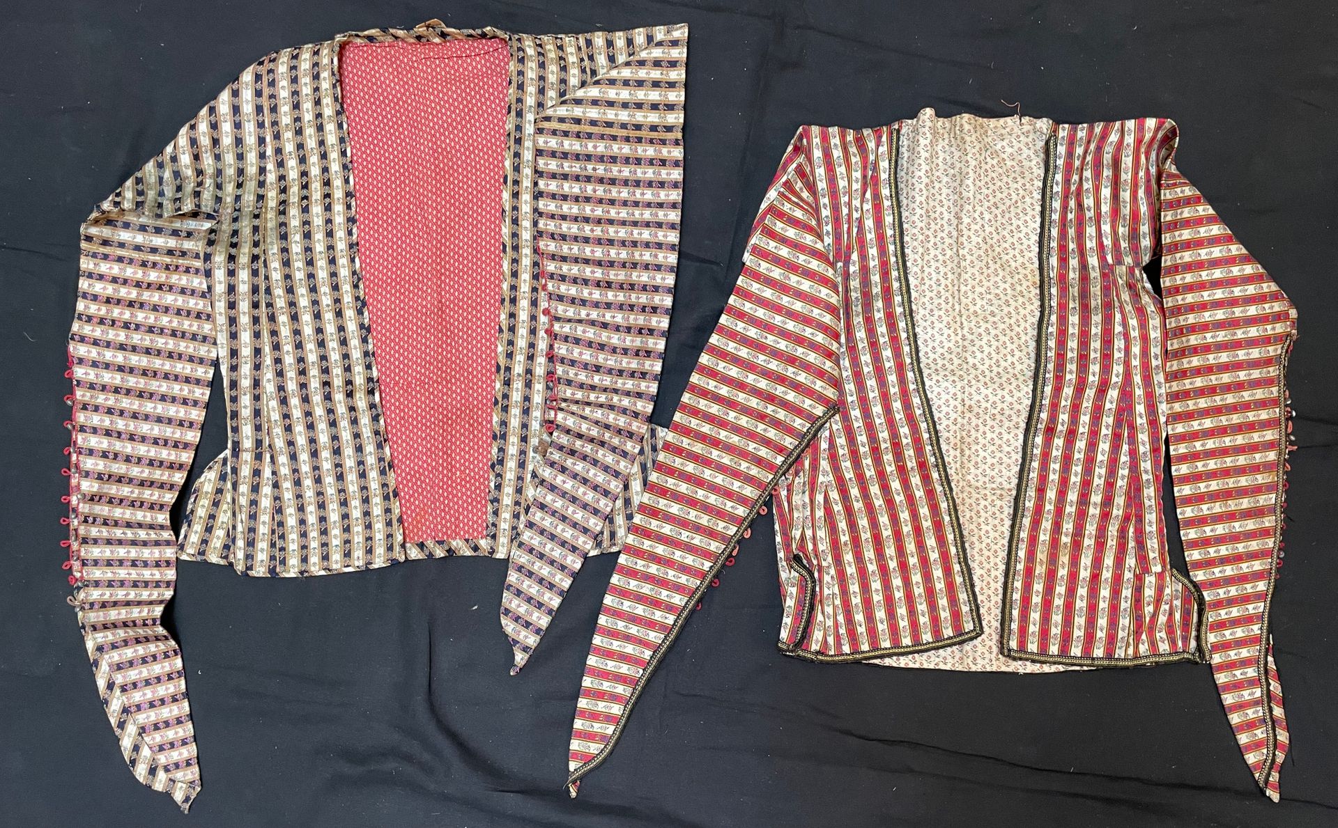 Null 两件女式夹克，卡贾尔王朝，波斯19世纪。
条纹丝和棉，印花棉衬里称为
Chafarcani，合身的剪裁，腋下敞开的长纺锤形袖子，从肘部到袖口的缝隙有小&hellip;