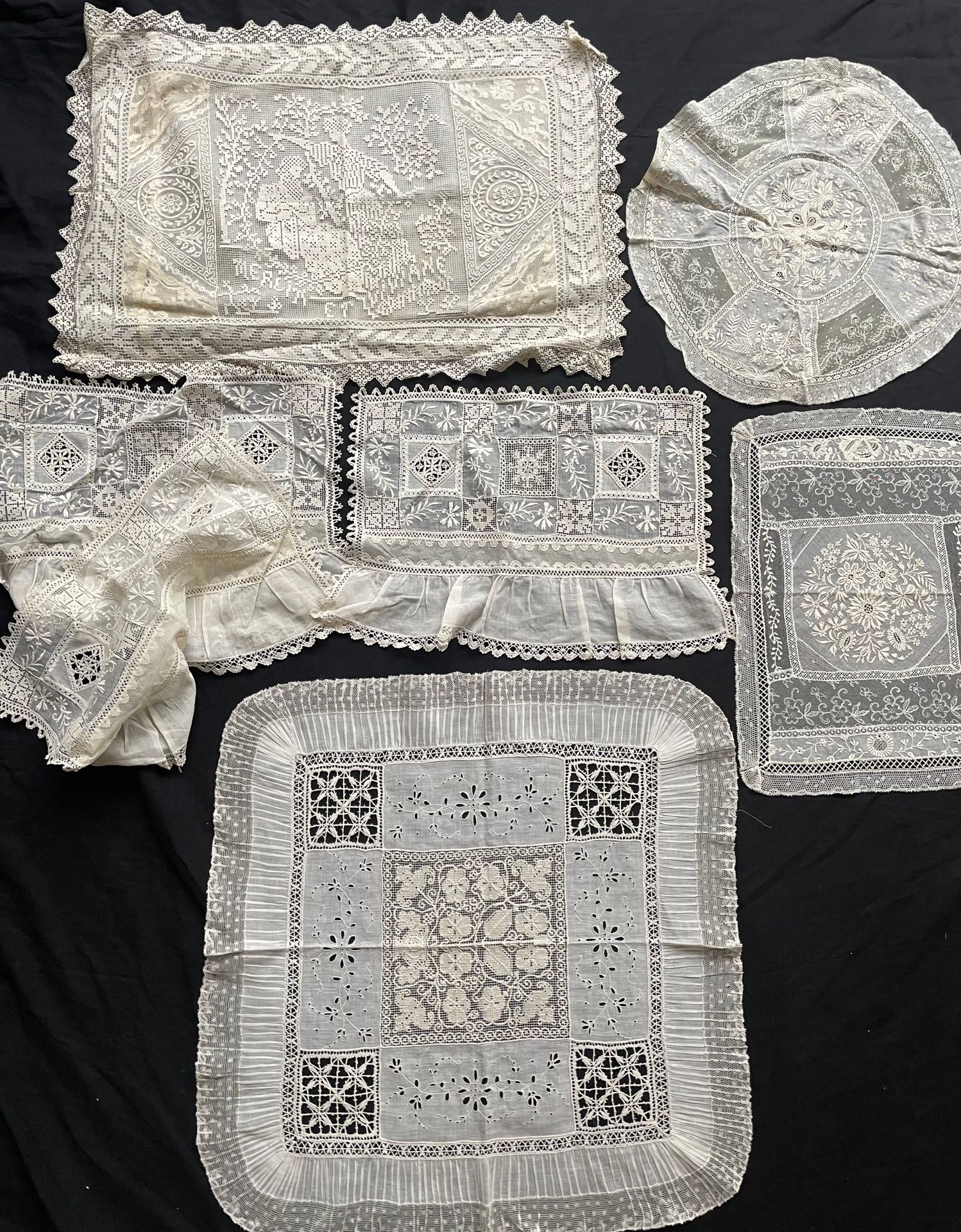 Null 一套7个漂亮的桌垫和枕套，采用细褶，刺绣和镂空的亚麻布，薄纱和刺绣网，来自Puy和Valenciennes的花边，带有线轴，19世纪末至20世纪初。包&hellip;