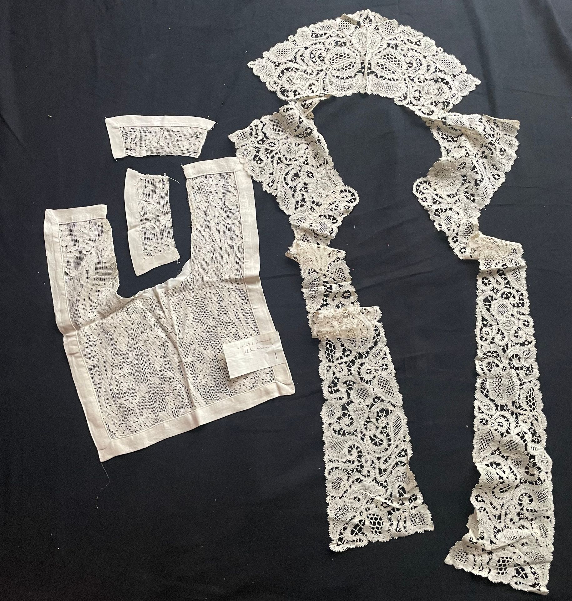 Null 由布鲁日梭织花边领子或披肩组成的拍品
布鲁日梭织花边，比利时，约1880-1870年。长领带板，90厘米长。
我们加入了：一个腹领和2个衣服的面子，在&hellip;