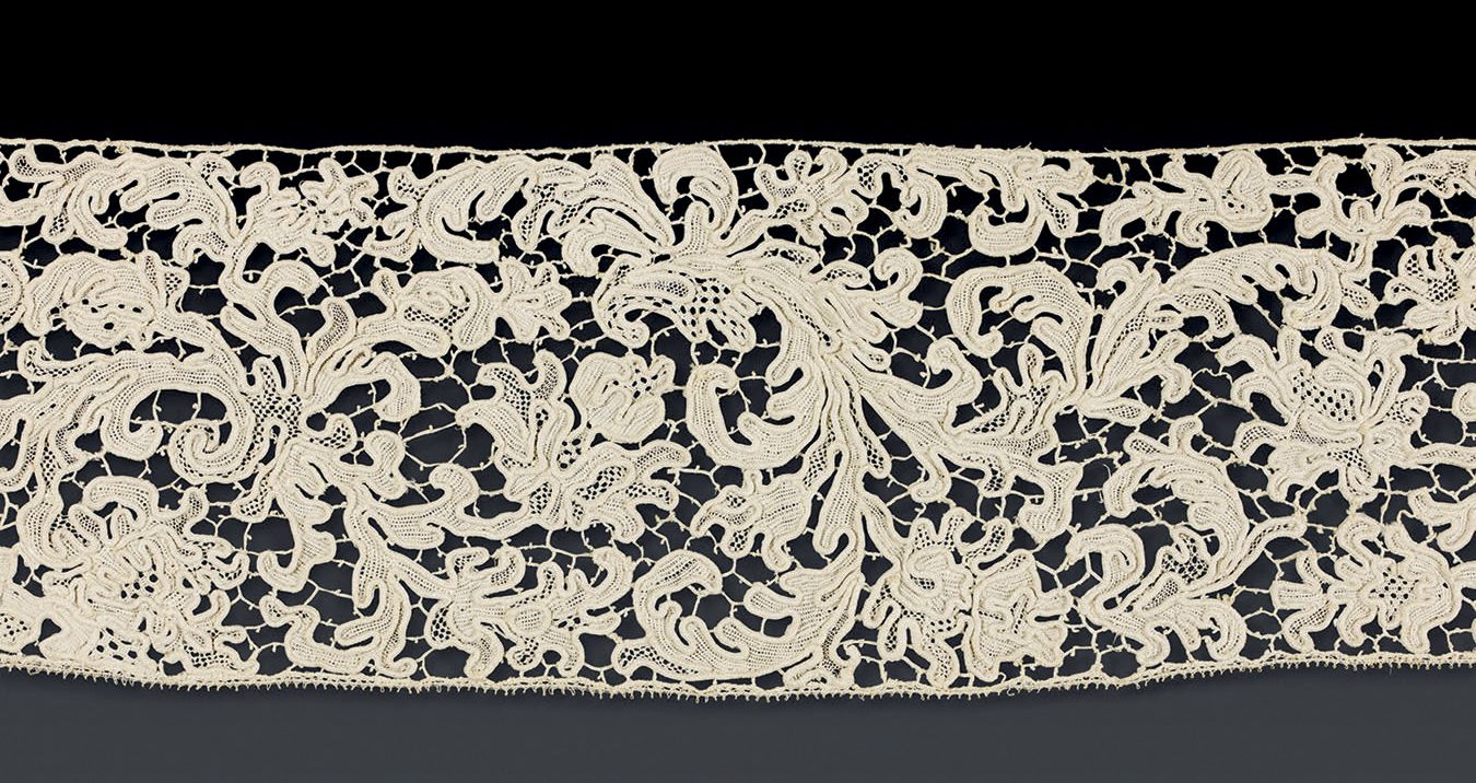 Null 美丽的Gros Point de Venise "a Fogliami "围巾，针，亚麻布，17世纪第三季度。
高（易碎，但状况良好，一些单挑的凸缘破&hellip;