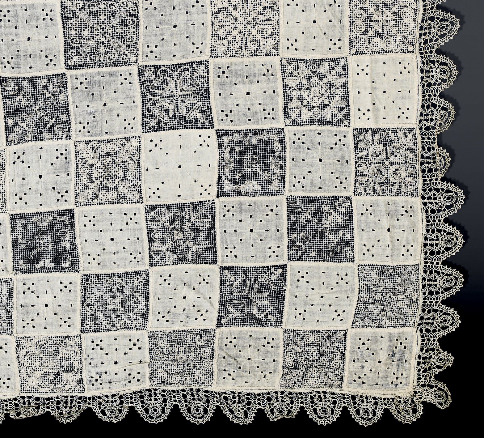 Null 意大利17或19世纪的古董桌布，有剪裁的针脚，buratto和刺绣网。
亚麻布的色调之二，边框为针状，4面都是热那亚花边的齿形（弱点和旧的恢复）。
尺&hellip;