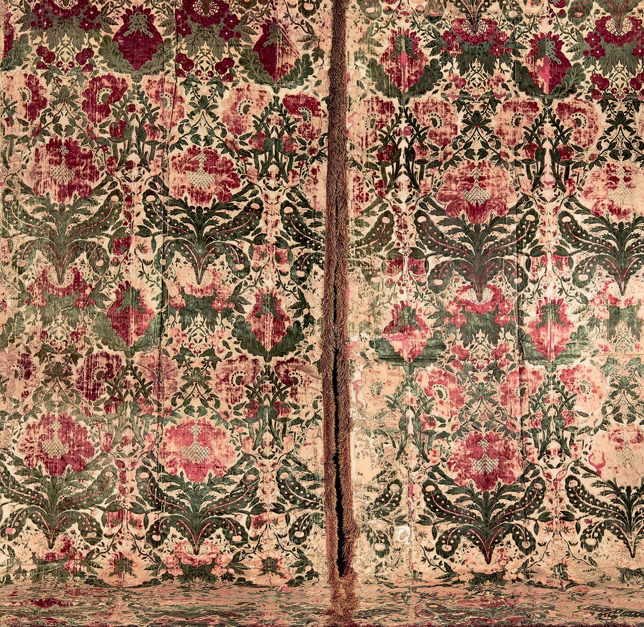 Null 一对带凹槽的天鹅绒窗帘，18或19世纪。
19世纪。在乳白色的缎子地面上，用红宝石和橄榄绿的丝绸垂直组成了大规模的花朵和卷轴。内衬，用原来的大铜环聚集&hellip;