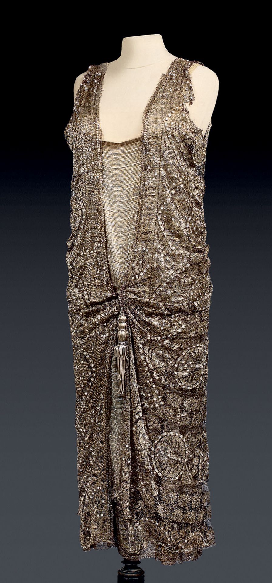 Null PAUL POIRET大约在1919-1920年制作的 "Salomé "型号的薄片晚装。一件由两部分组成的礼服，由银色金属线和水钻镶嵌的大蜘蛛蕾丝圆&hellip;