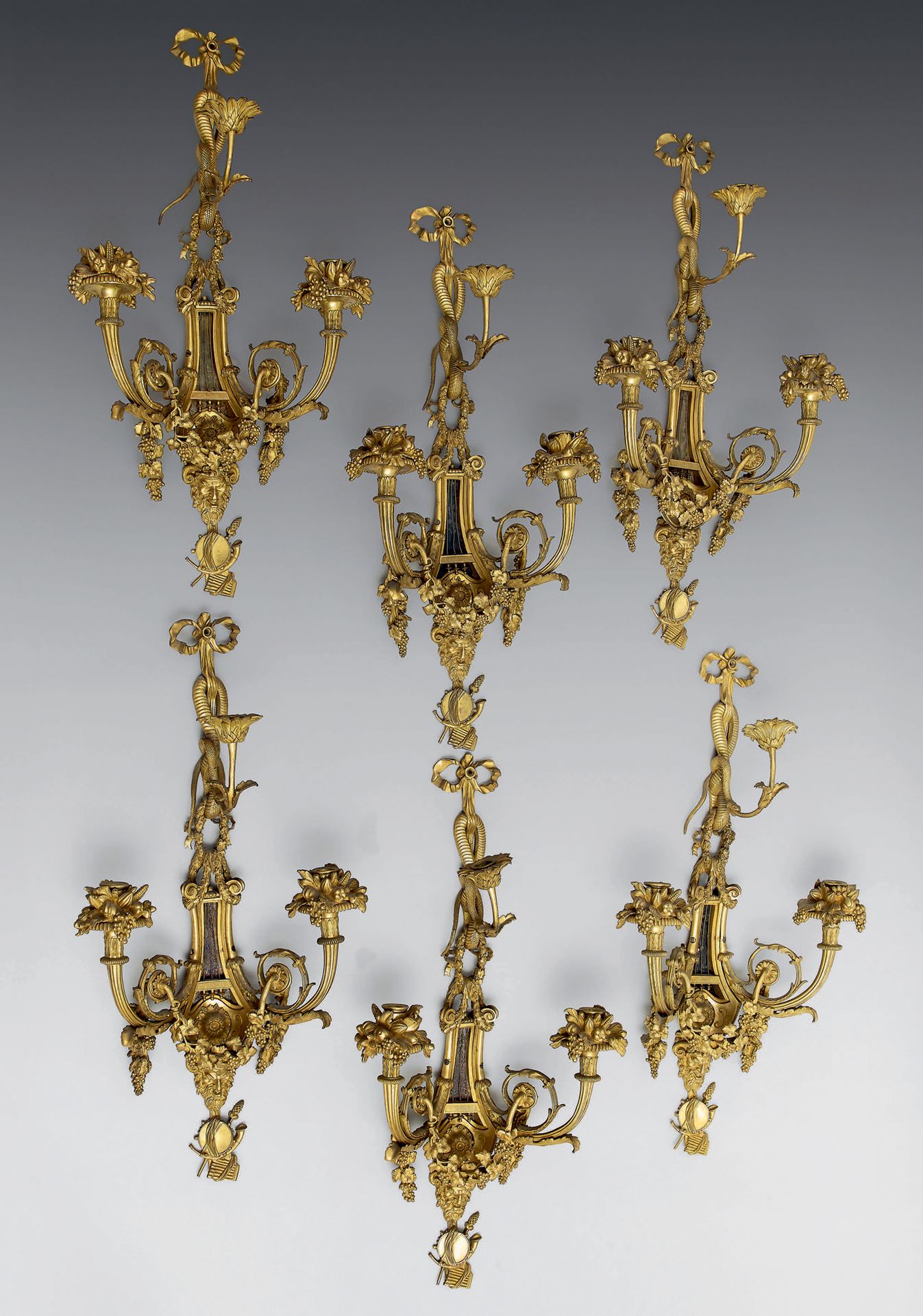 Null Conjunto de seis importantes candelabros de tres luces en bronce cincelado,&hellip;