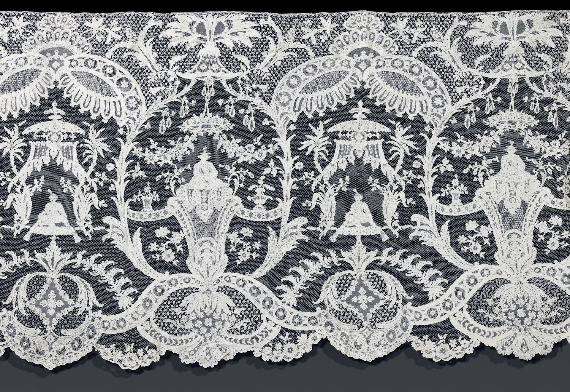 Null 来自Rochet的奢华蕾丝围裙，采用阿根廷蕾丝与中国风装饰，亚麻布，大约在1725-1735年，18世纪的针法。
这个模型有两个交错的对称构图，一方面&hellip;
