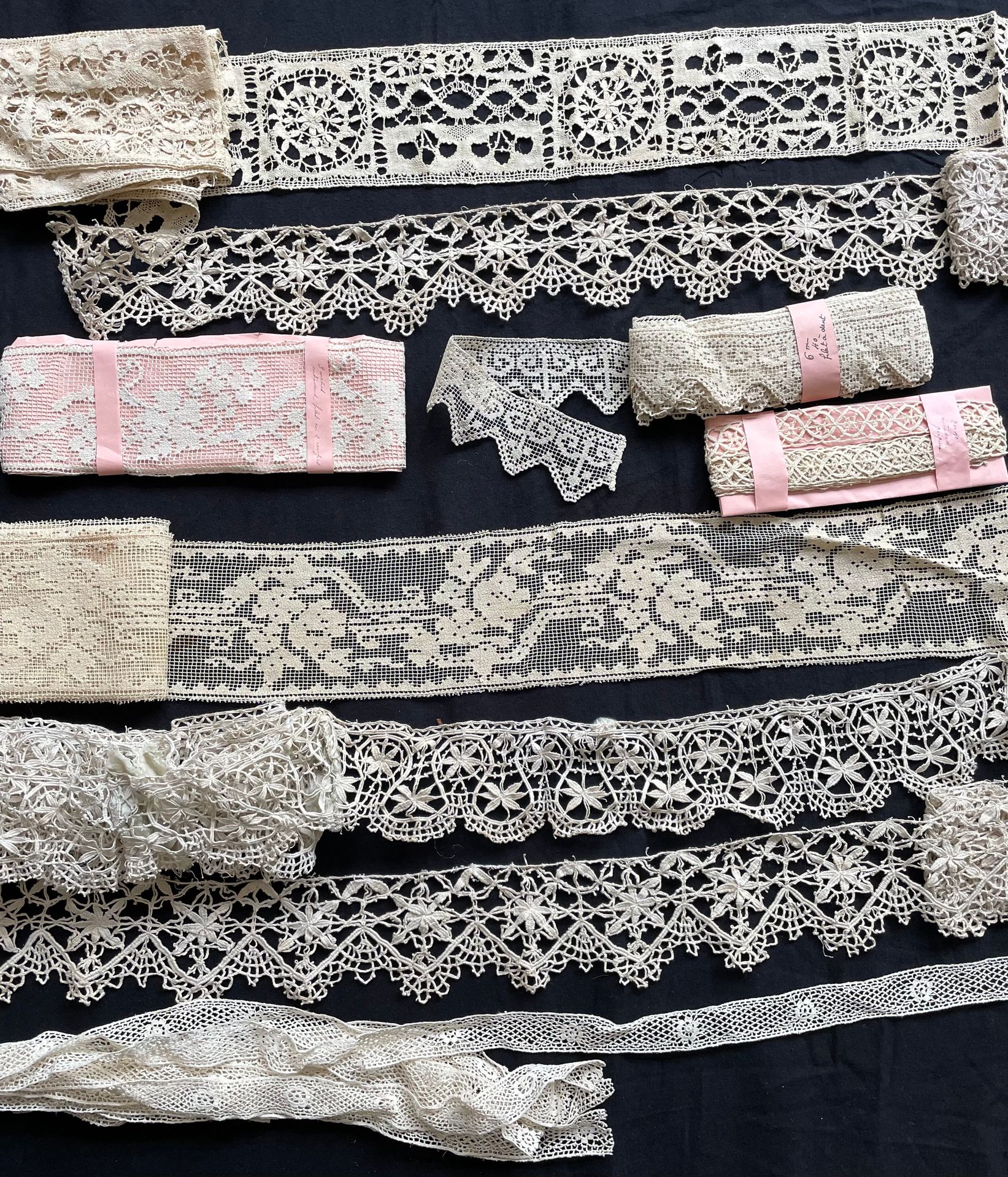 Null 大批辫子，entre-deux的花边，来自Le Puy，爱尔兰和布列塔尼的钩编，手工刺绣网、
布拉托，棉布和亚麻布，1900年左右，用于时尚或装饰（长&hellip;