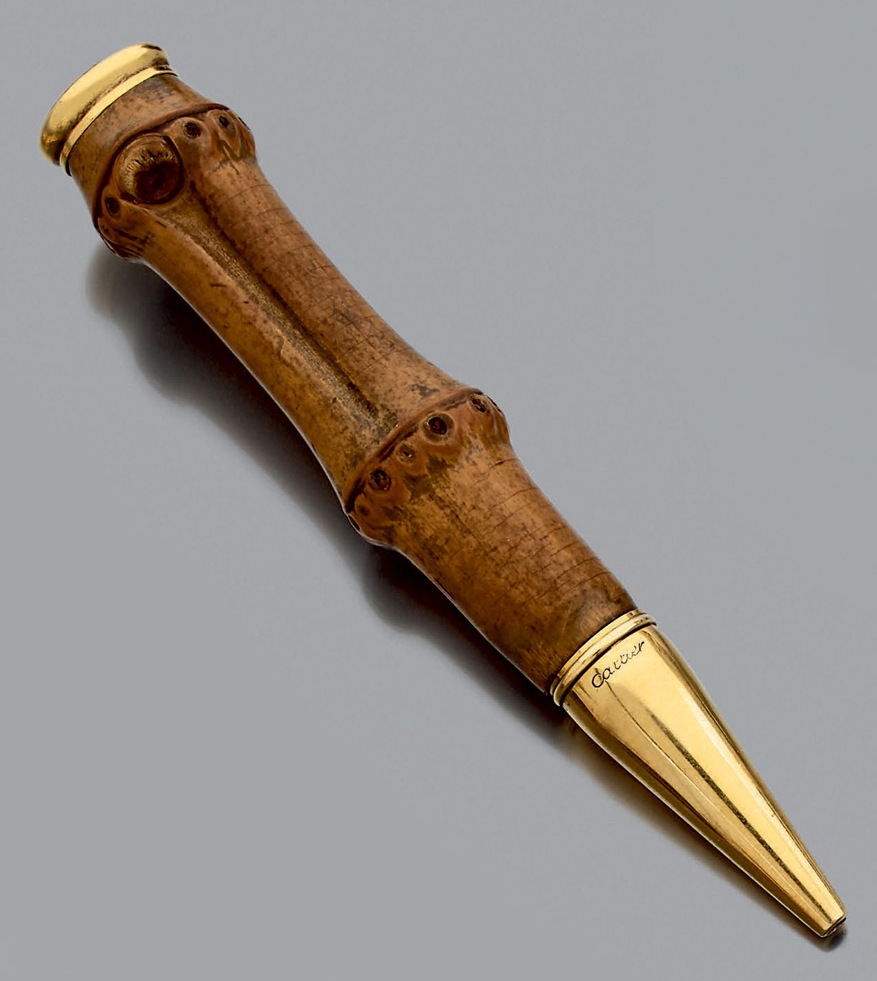 CARTIER 金色的机械铅笔750千分之一和竹子，上面刻有日期 "27.3.54"。有签名和编号。
金匠标记PL为Pierre Lefebvre。
长：9.5&hellip;