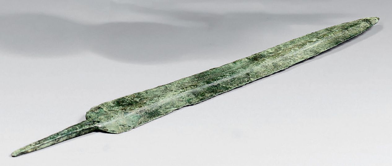 Null 匕首有宽大的棱线和细直的切口。
青铜，有光滑的绿色铜锈。
希腊或塞浦路斯，公元前二千年
长：39.5厘米
