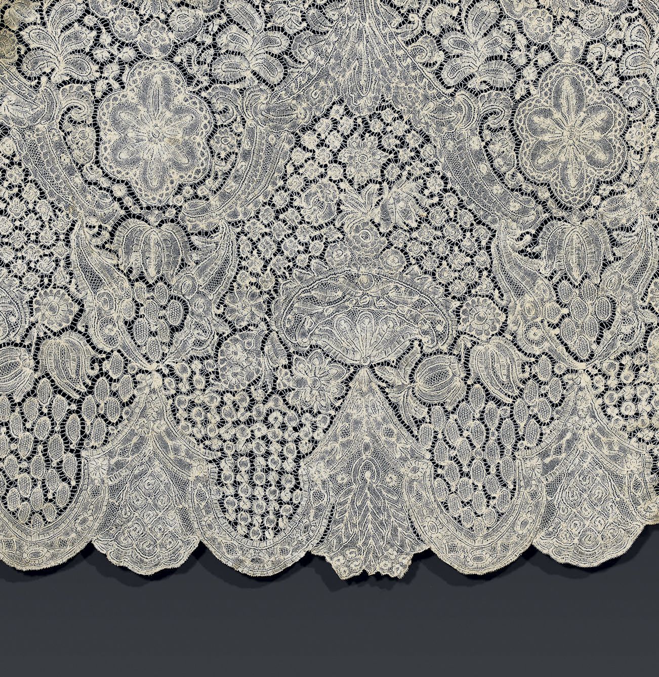 Null 桨状长袜，布拉班特花边，拼接主轴，麻绳，约1720-1740年。 河流的卡图结构，由皮纹辔头连接的条状物，点缀着花束和叶子，由同样的皮纹辔头在缝制的网&hellip;