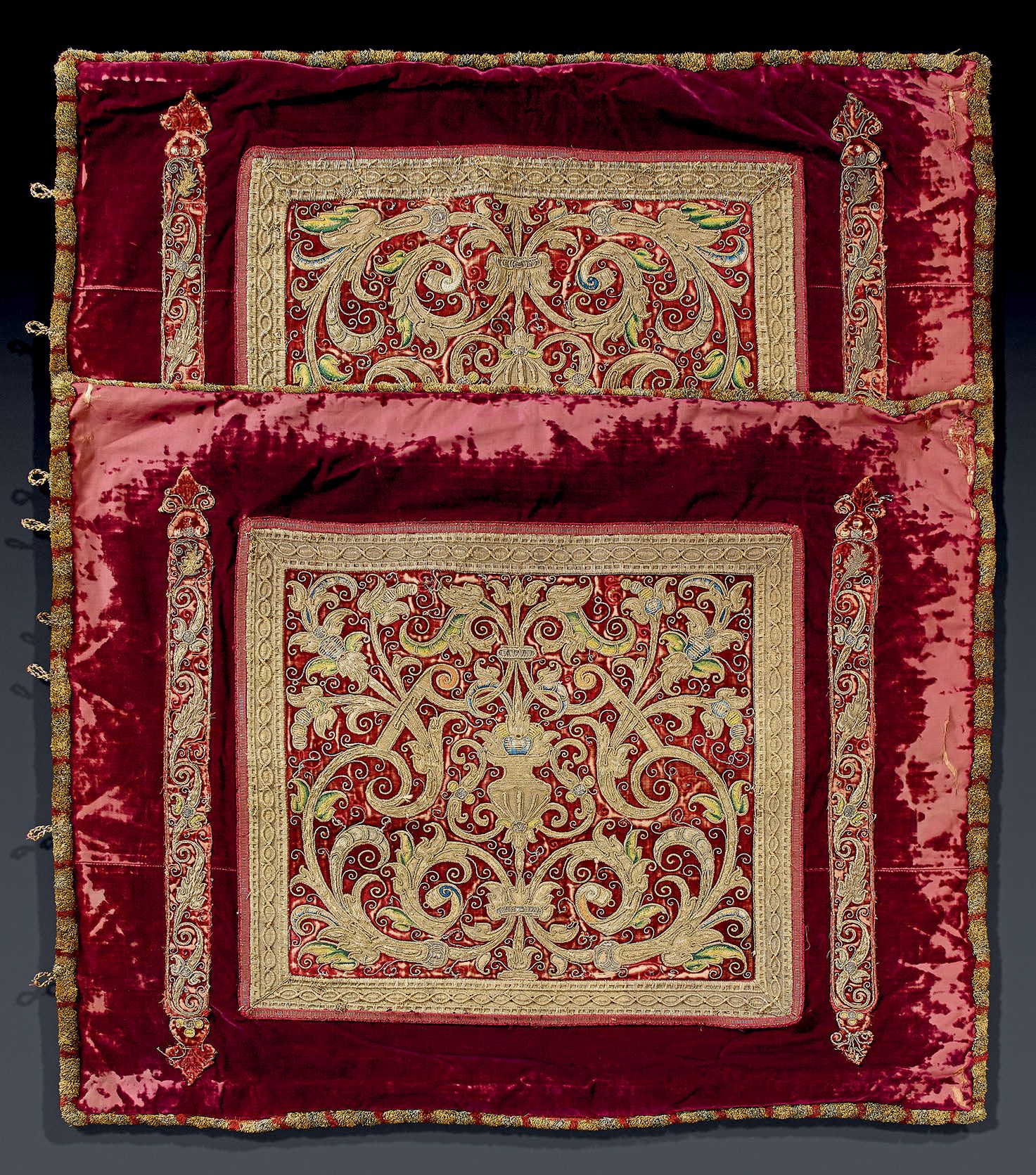 Null 两件大型天鹅绒和金绣瓦片或垫子套，意大利或西班牙，16世纪下半叶。深红色的天鹅绒装饰着dalmatic orphreys的面板，两侧是优雅的黄金刺绣辫&hellip;