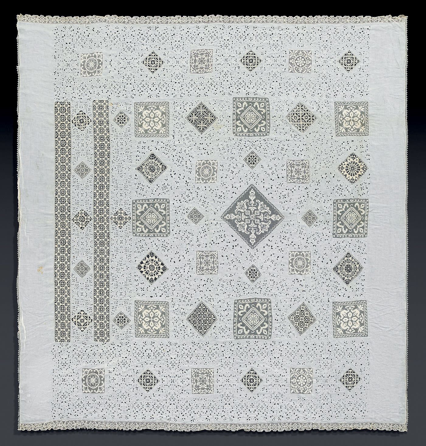 Null 大约在1900年，亚麻妆奁桌布或床罩，英式刺绣，网状刺绣和Reticella à l'aiguille。
田野上装饰着优雅的英式刺绣卷轴，上面镶嵌着交&hellip;