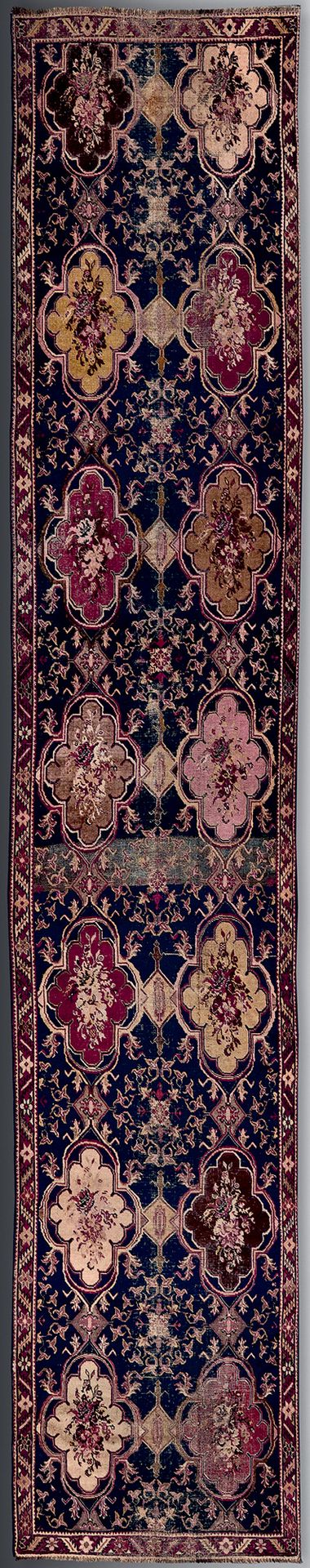 Null 画廊地毯，在深蓝黑色背景上装饰有花卉图案，卡拉巴赫（高加索），18世纪末。
宽：1 - 高：5,39米
多处磨损，黑色（18世纪称为棕色）的修复，地毯&hellip;