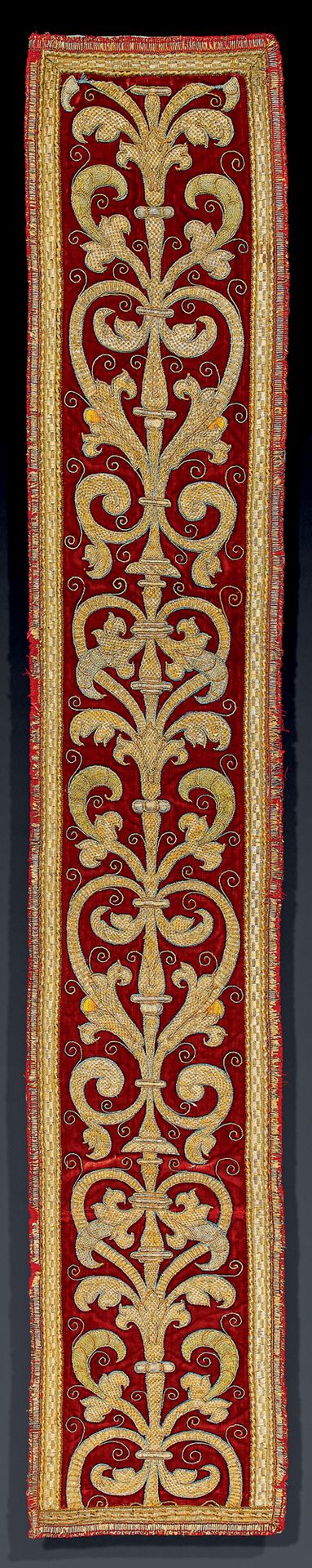 Null 绣花头巾，意大利或西班牙，约1570-1580年。 美丽的烛台图案，由刺绣卷轴和细卷轴组成，用金银金属线的couchure、guipure和gaufr&hellip;