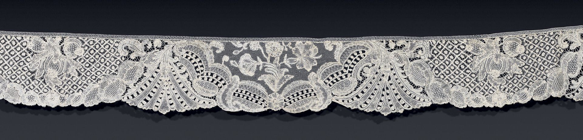 Null 真正的英国纺锤形缝制衣服的褶皱，大约在1730年的布鲁塞尔。 精美的异国水果和花朵的设计，自然主义面料的铺垫和繁茂的植被，大量的花式针法。
约4米，高&hellip;