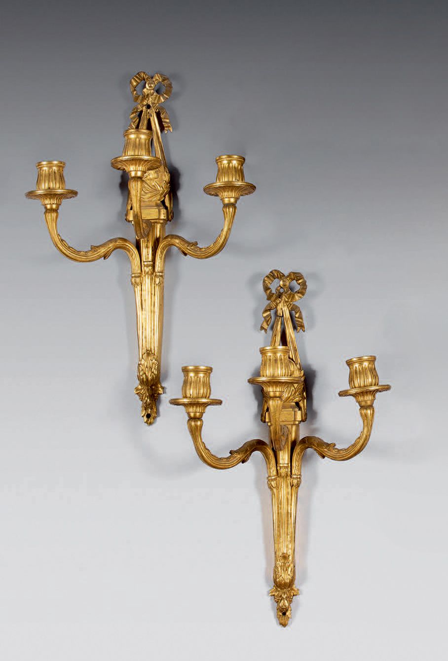 Null 一对三灯的青铜凿刻和镀金的壁灯；轴由一条宽大的丝带悬挂，上面有罗马皇帝的轮廓；蜿蜒的光臂上有盆子和带通道的波贝斯。
路易十六风格（有电孔）。
高：44&hellip;