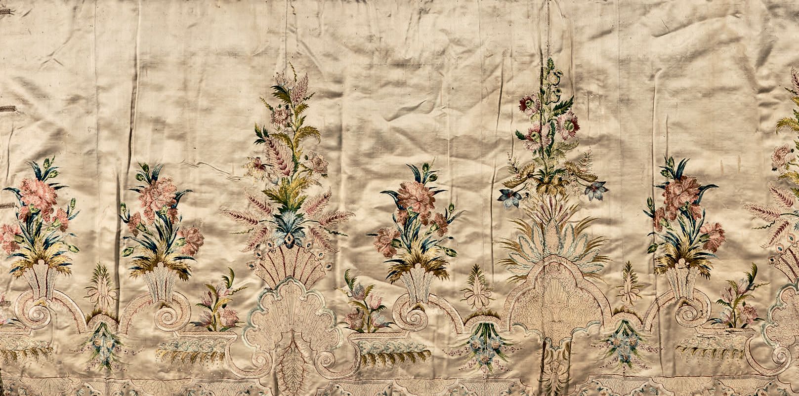 Null 一件刺绣婚纱裙或曼图亚在进行中，英国或意大利，18世纪，约1735-1740年。
象牙色丝缎上绣有多色丝，上面有美丽的洛可可式装饰，贝壳和飞檐支撑着大&hellip;