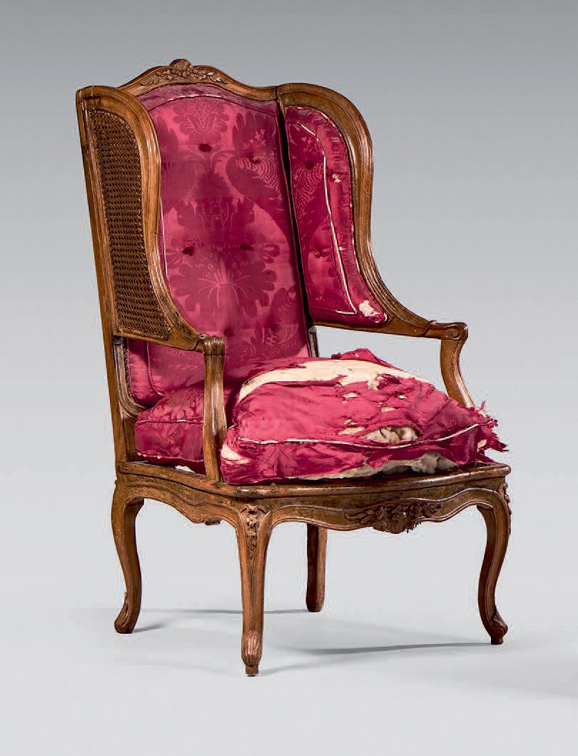 Null Curioso sillón de haya moldeada y tallada con decoración de flores estiliza&hellip;