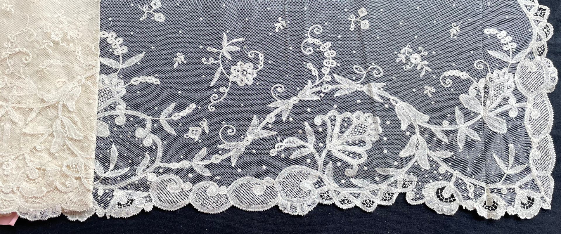 Null 布鲁塞尔公爵夫人的大型礼服飘带，纺锤和针线，大约在1860年，拿破仑三世时期。
饰有大花图案，以针刺的方式带有心形，柔软的叶子卷轴类似于蝴蝶结。斑驳的&hellip;