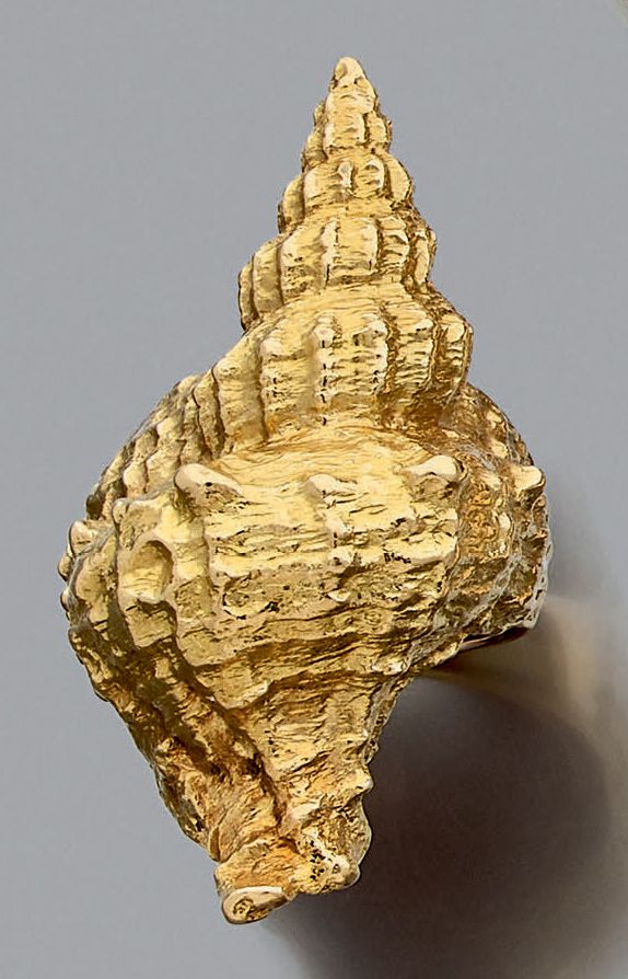 Null Ring aus 750er Gold, stilisiert eine naturgetreu ziselierte Muschel.
TDD: 5&hellip;