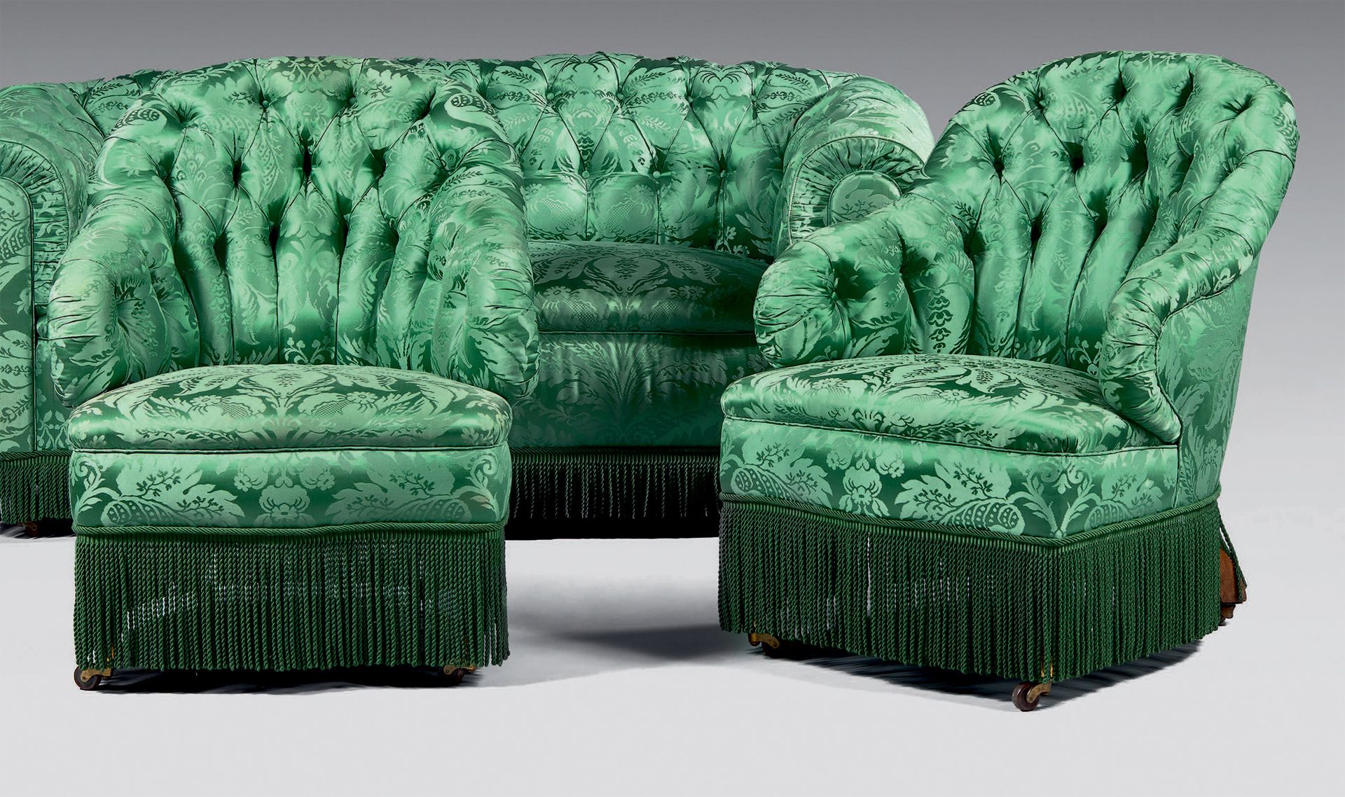 Null Paar Sessel mit grüner, gepolsterter Lampas-Garnitur, verziert mit Fransen.&hellip;
