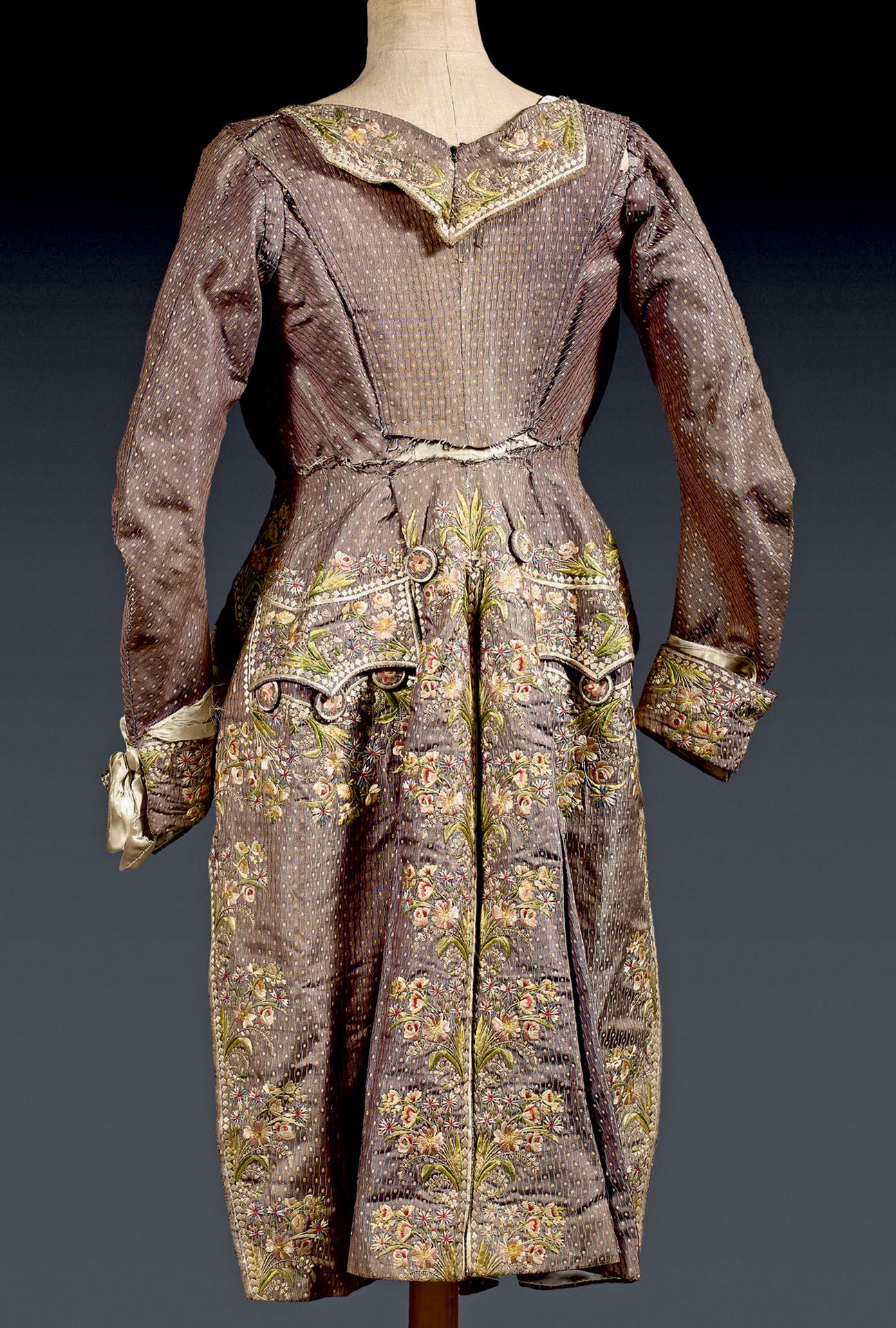 Null 法国习惯性外套，为异装癖舞会而修改，沃思之家，约1860-1880。约1775年的绅士外套，棕色的Gros de Tours，上面绣有色彩鲜艳的丝花的&hellip;