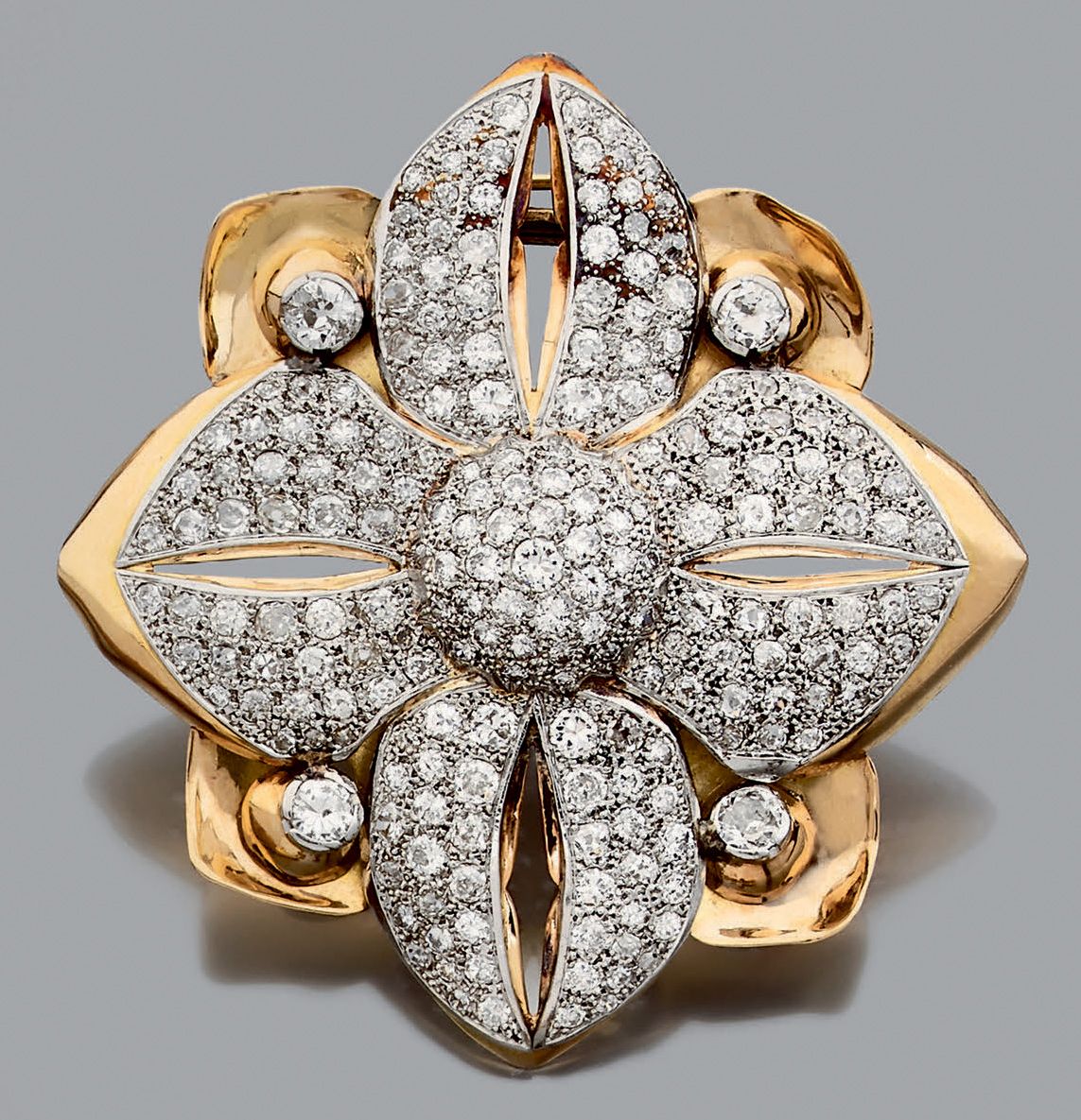 Null 胸针夹2种色调的黄金750千分之一，出现了一朵铺有旧尺寸钻石的花，由4颗旧尺寸的钻石镶成的框架。
约1940/50年（小变形）。
尺寸 : 6 x 6&hellip;