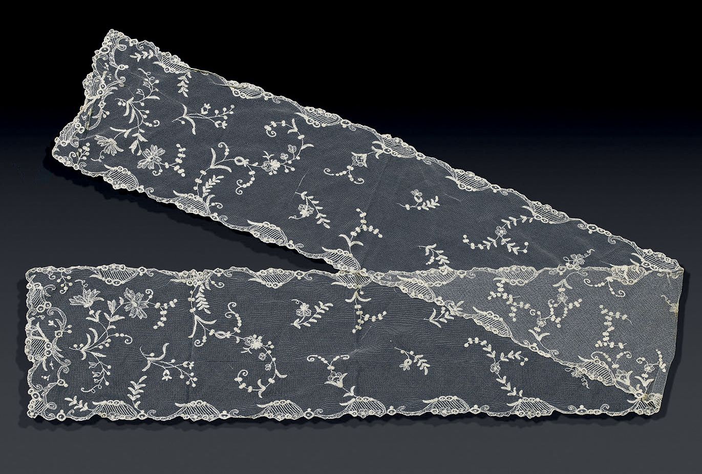 Null Lunga sciarpa di tulle ricamata, fine XIX secolo.
Fiori, fogliame e bacche &hellip;