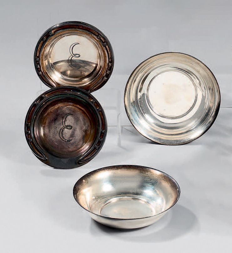 Null 一对银盘。由Hermès制作，巴黎，20世纪。
素色，边缘外翻，印记：Minerve (950°/°)，金匠和印章，另外还有一对烟灰缸，装饰着爱马仕的&hellip;