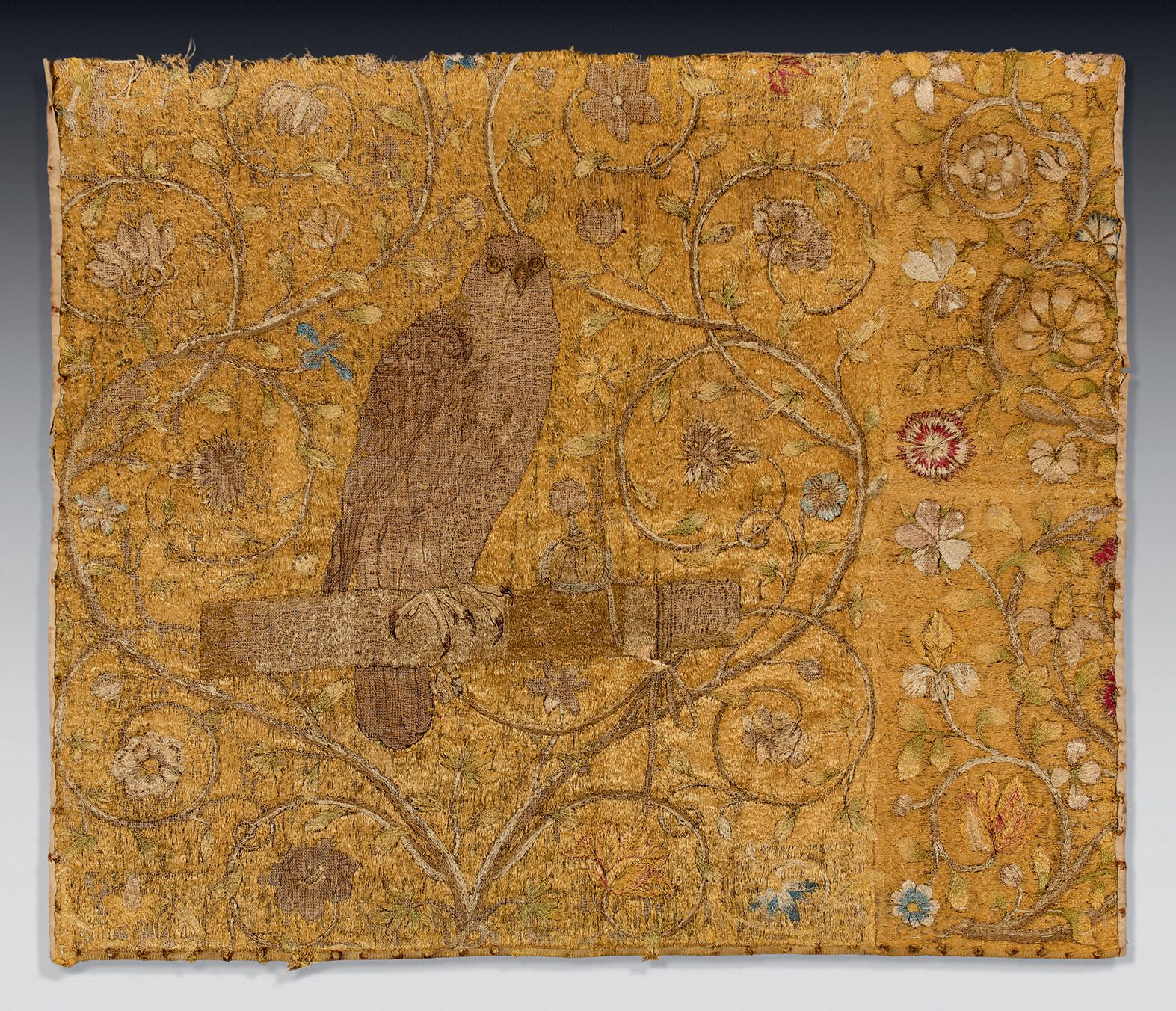 Null 庆祝猎鹰艺术的丝质针刺挂件的显著和罕见的碎片、
法国或佛兰德斯，16世纪下半叶。
非常漂亮的表现了一只胸前有斑点的游隼，它在梁上休息，身边是它的羽毛伴&hellip;
