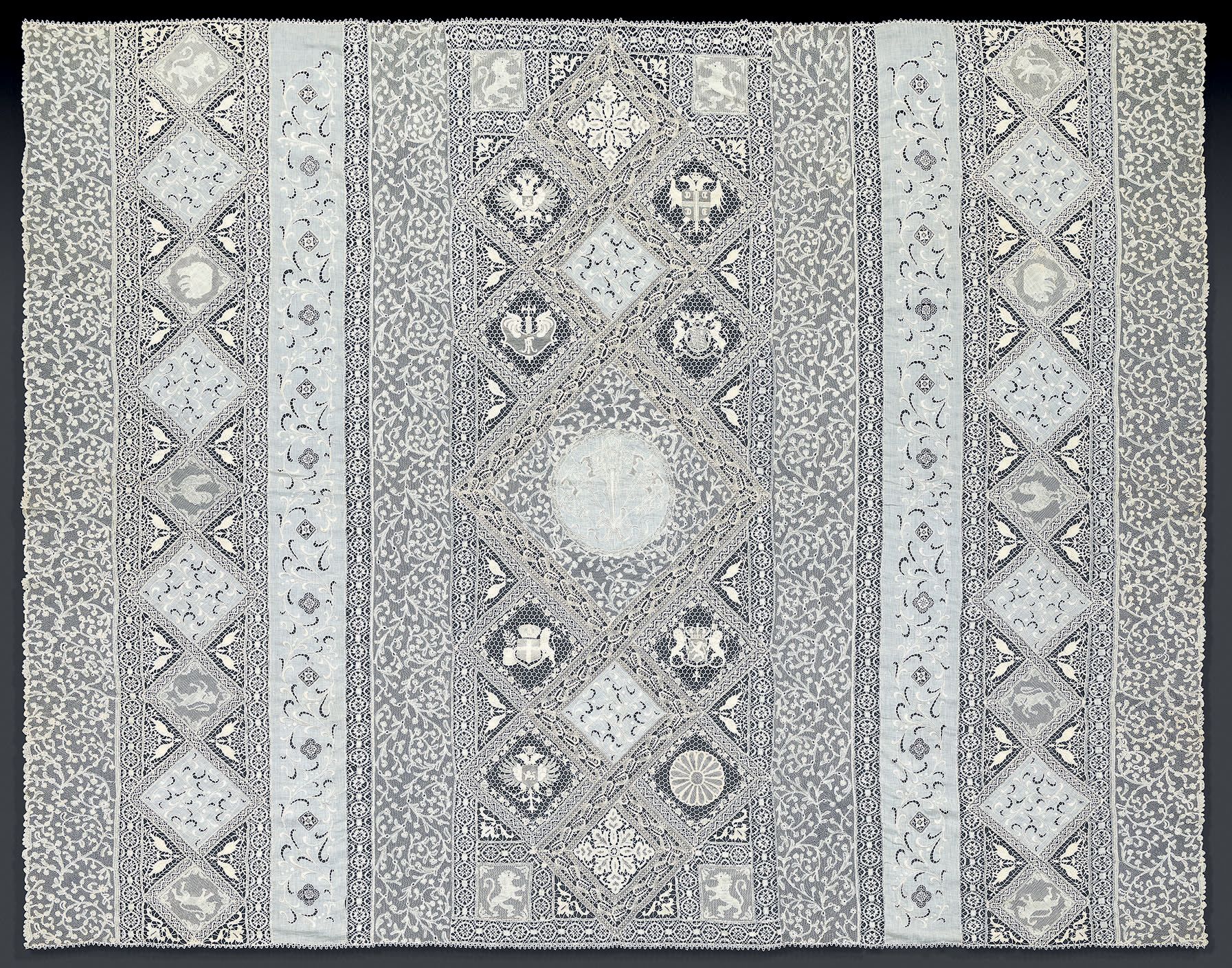 Null Remarkable quilt in mixed lace and Belgian "war lace", linen, spindle and V&hellip;