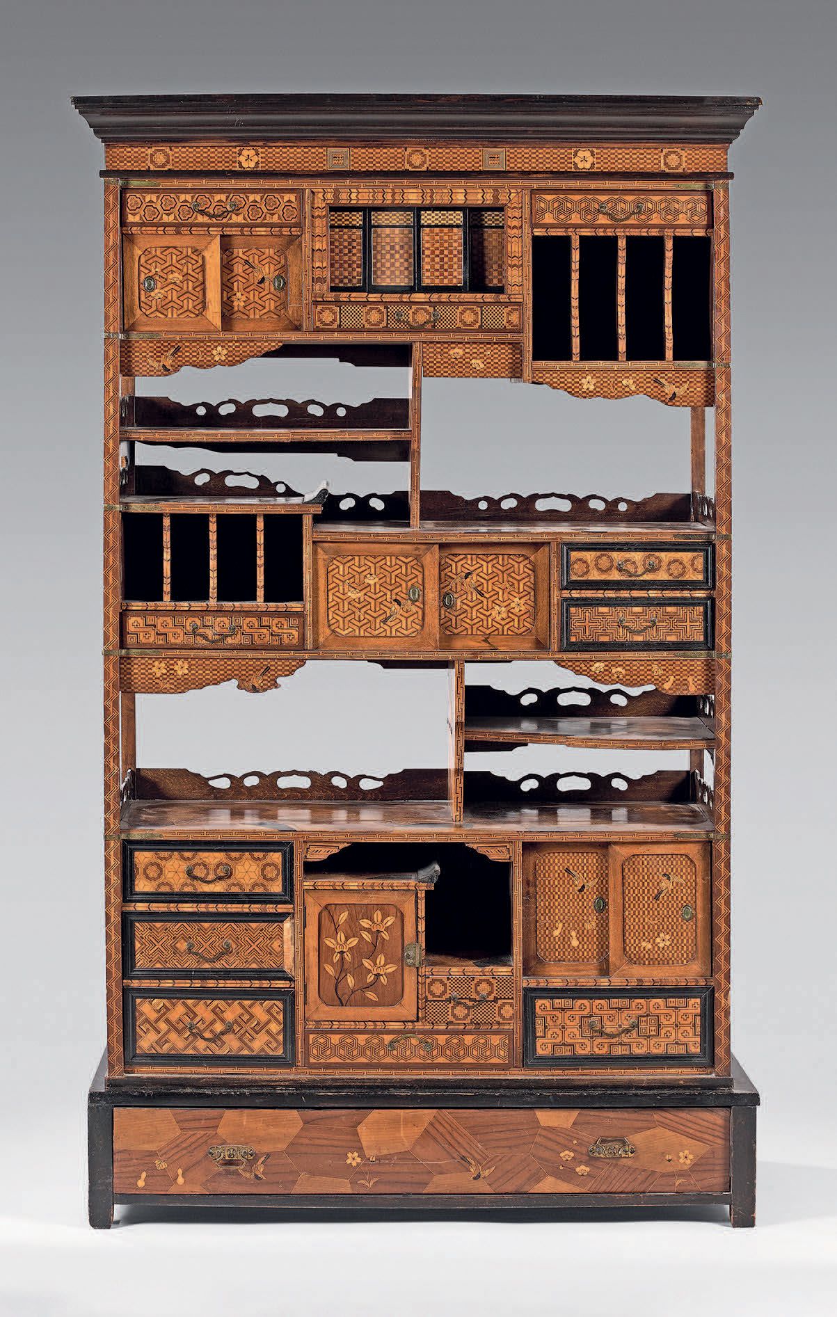 JAPON - Epoque MEIJI (1868 - 1912) 一个大型瑶池木镶嵌橱柜，有三扇双滑动门、一扇门和 11 个抽屉，装饰有飞翔的鸟和樱花，背景&hellip;
