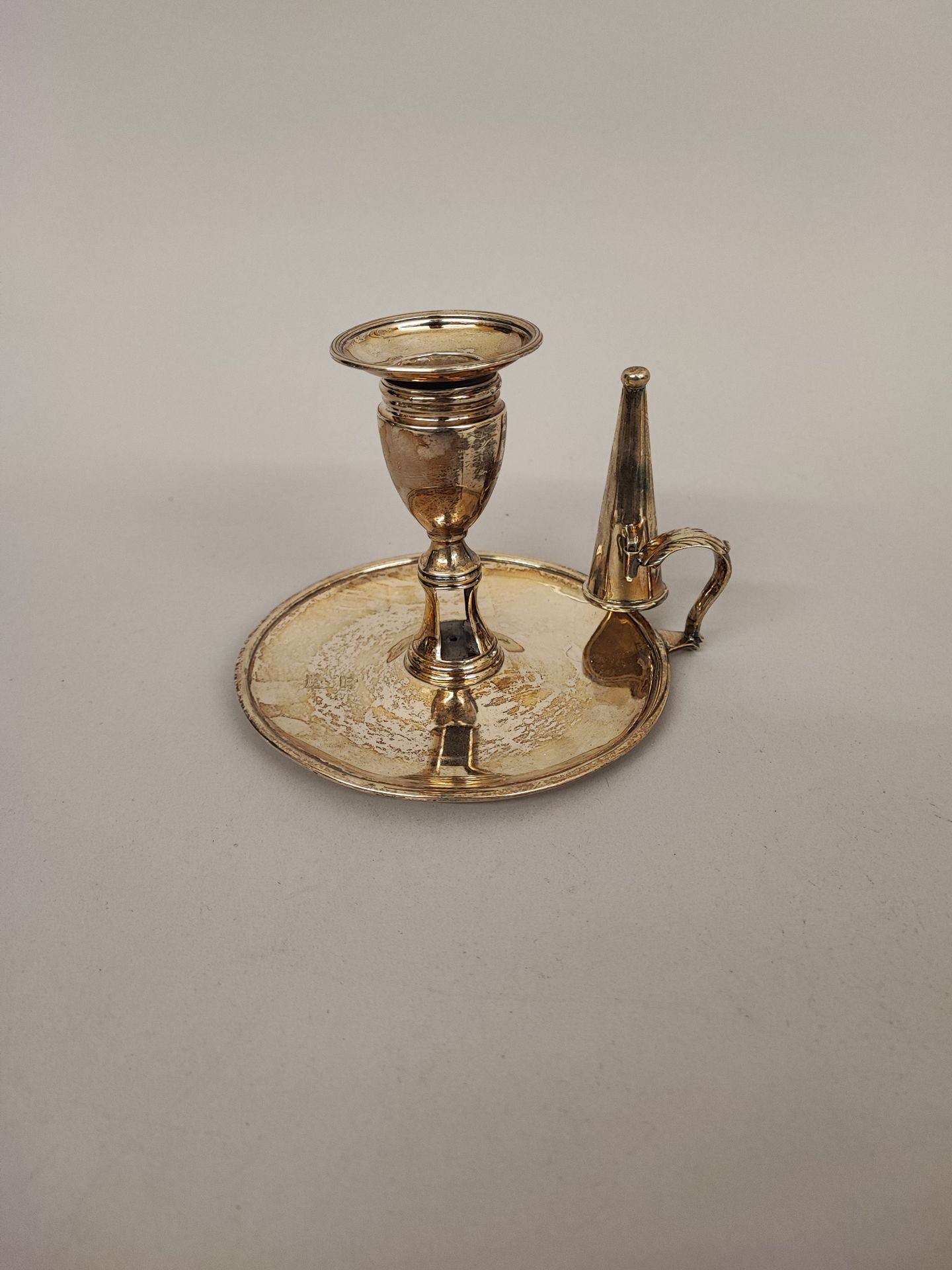 Null 埃登堡银手持烛台（800），1791年威廉-罗伯逊（William ROBERTSON）的作品（字母日期L）。圆形托盘上有卵形喷嘴，弧形手柄作为鼻烟壶&hellip;