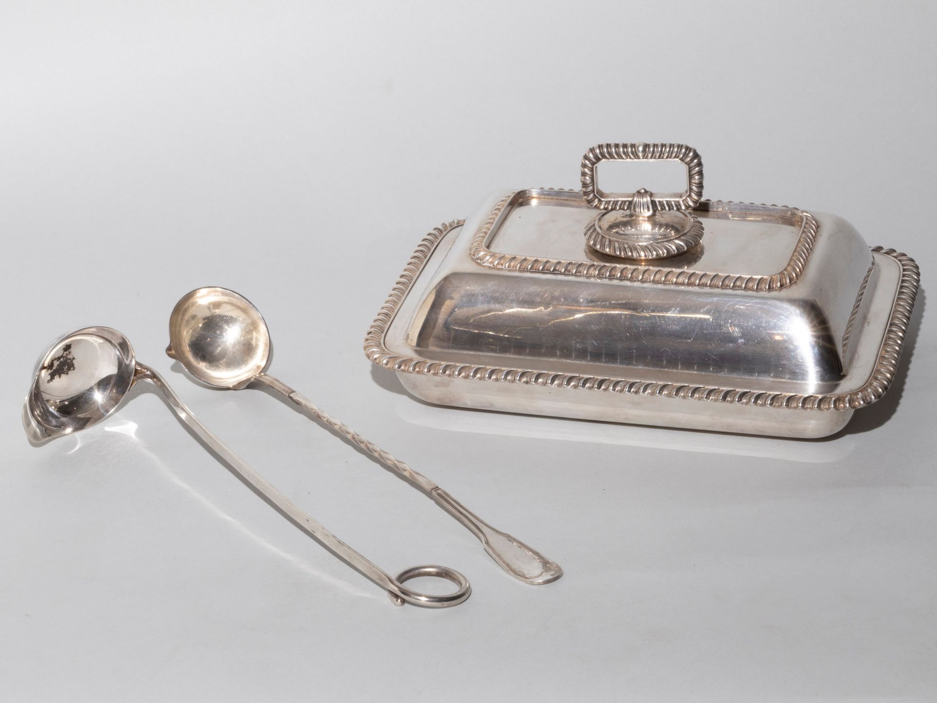 Null LOT OF OBJECTS in silver-plated metal. It includes two PUNCH LOLCHES of two&hellip;