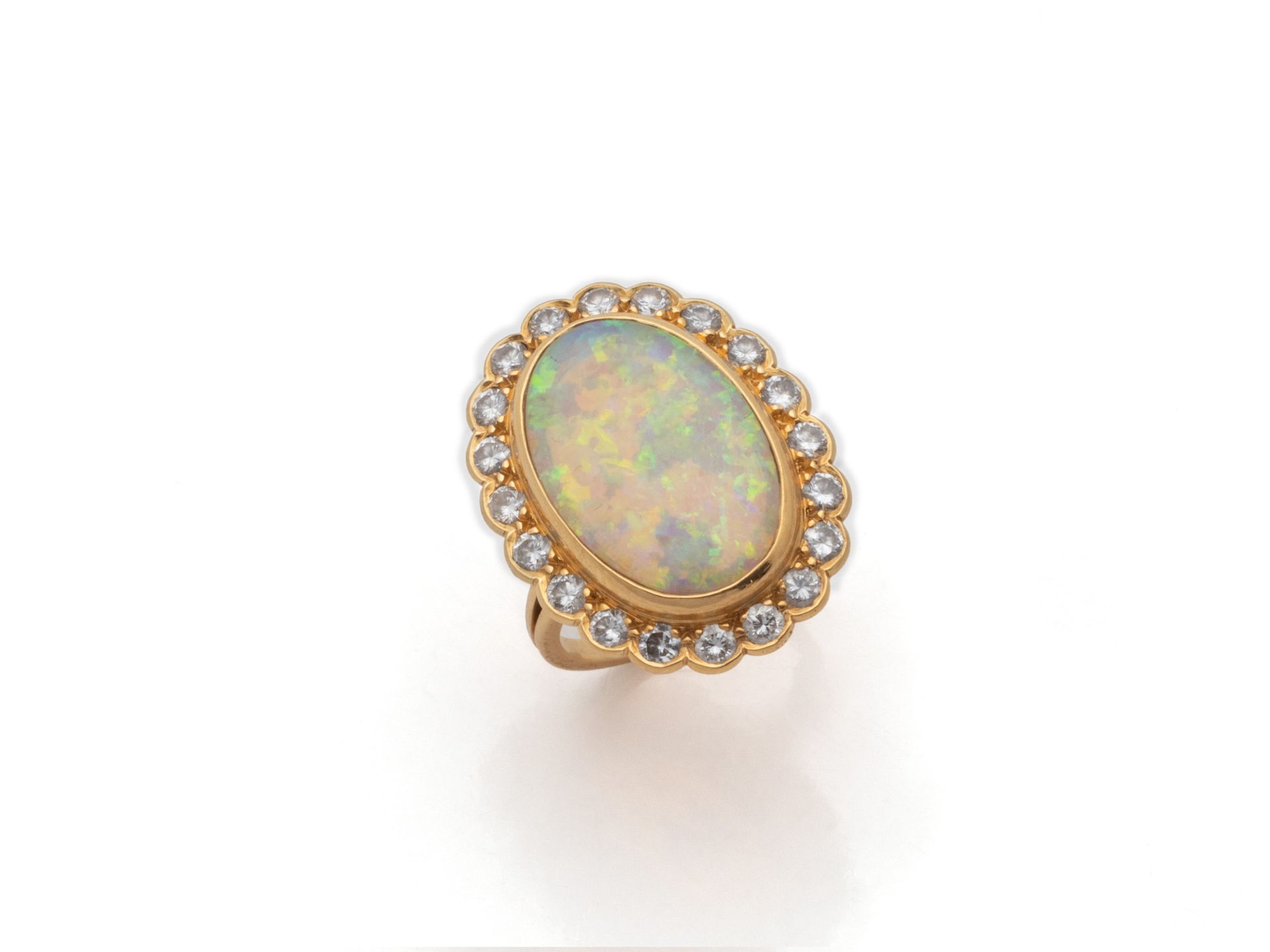 Null Bague marquise en or 750 millièmes, ornée d'un cabochon d'opale en serti cl&hellip;