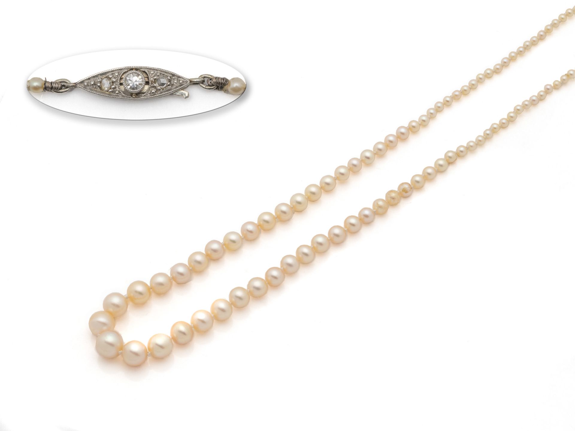 Null Halskette aus einem Fall von feinen Perlen von etwa 2 bis 6,3 mm. Sie ist m&hellip;
